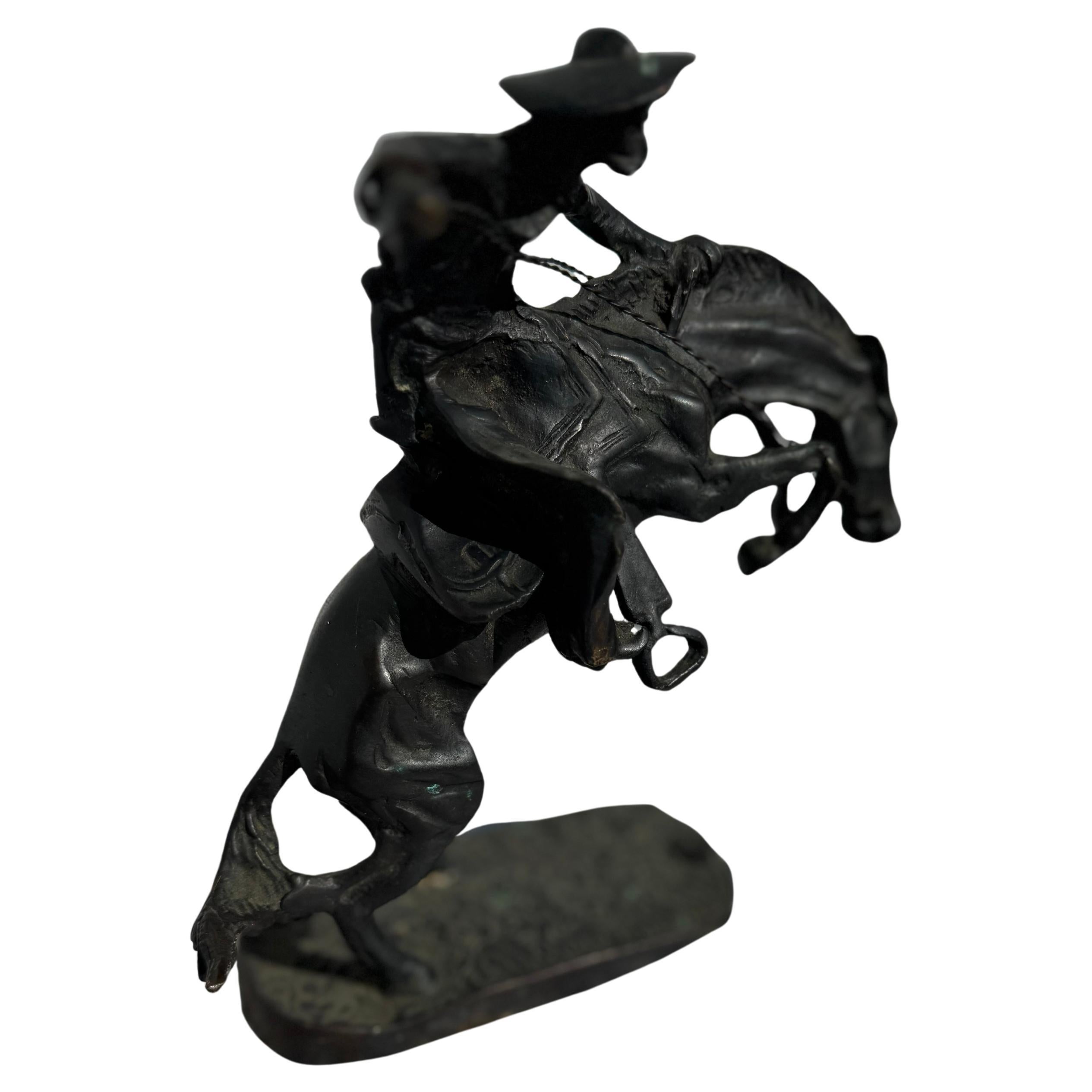Si tratta di una scultura in bronzo di un cowboy
rompere un Bronco. È ben realizzato e sarebbe una bella aggiunta a
qualsiasi scrivania o ufficio.