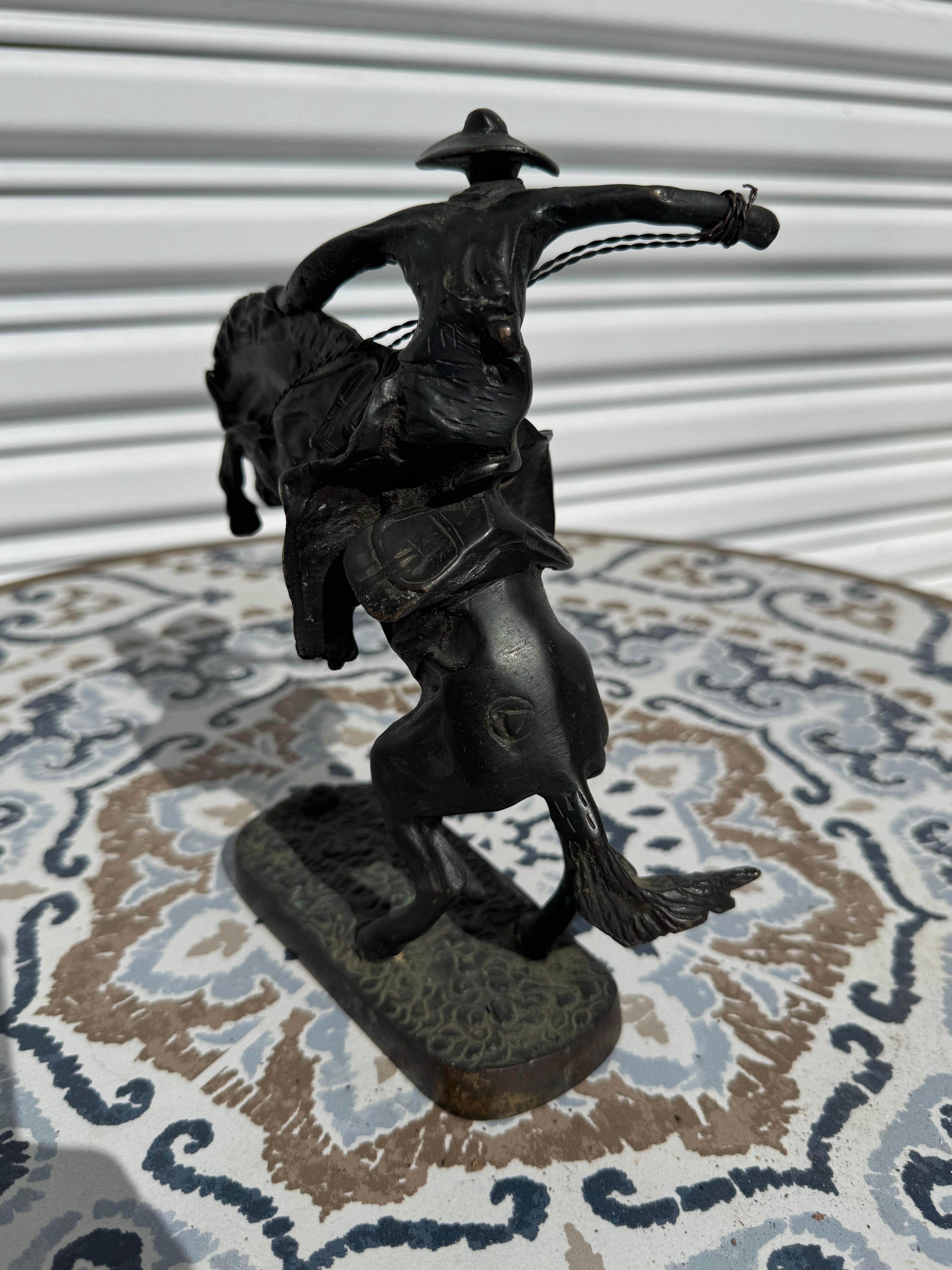 Americano Scultura di bronzo da 7,5 pollici del Bronco che va a cavallo in vendita