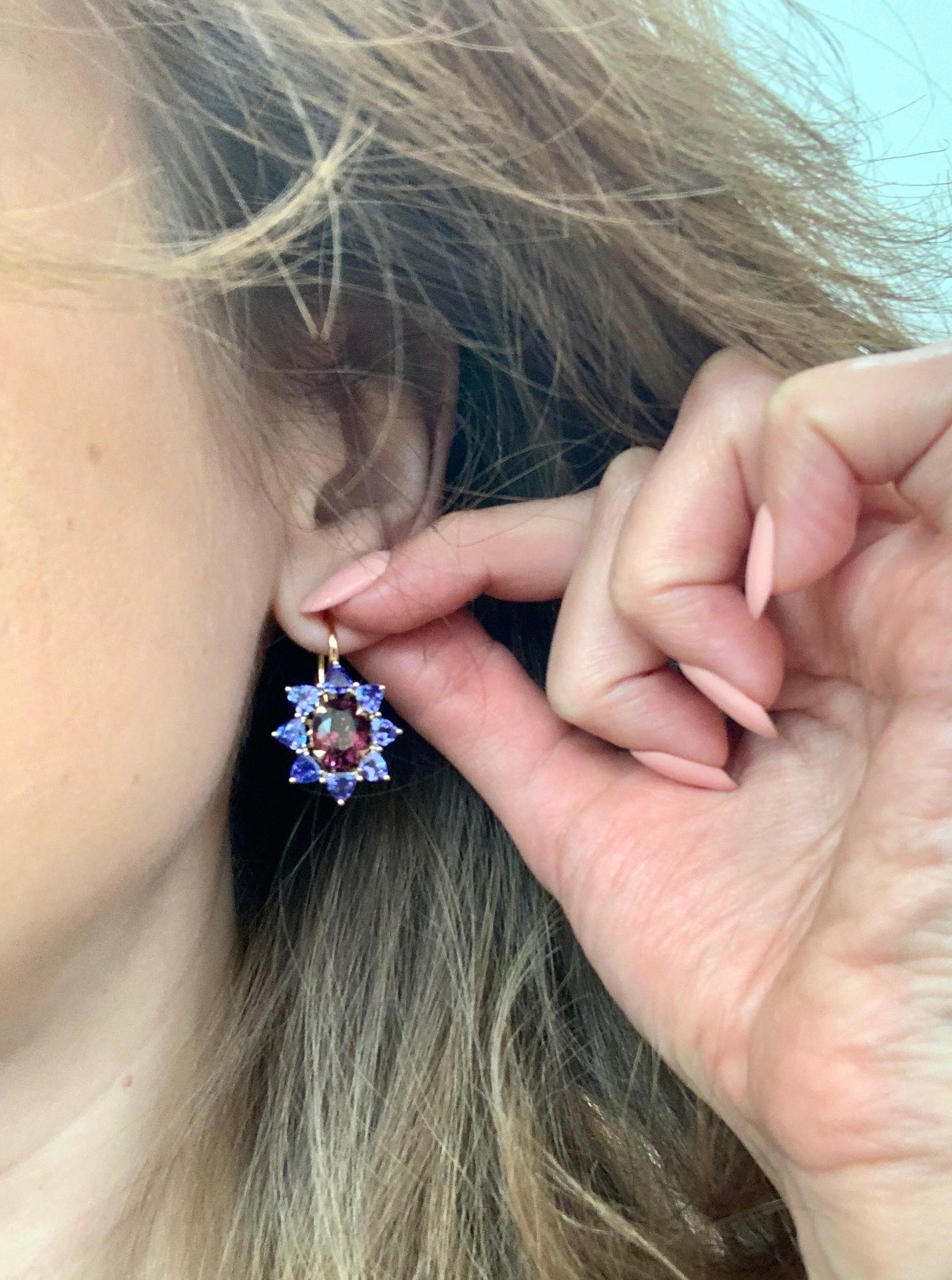 7.5 Carat Bordo Spinel and Tanzanites 18 Karat Yellow Gold Earrings In New Condition In Singapore, SG