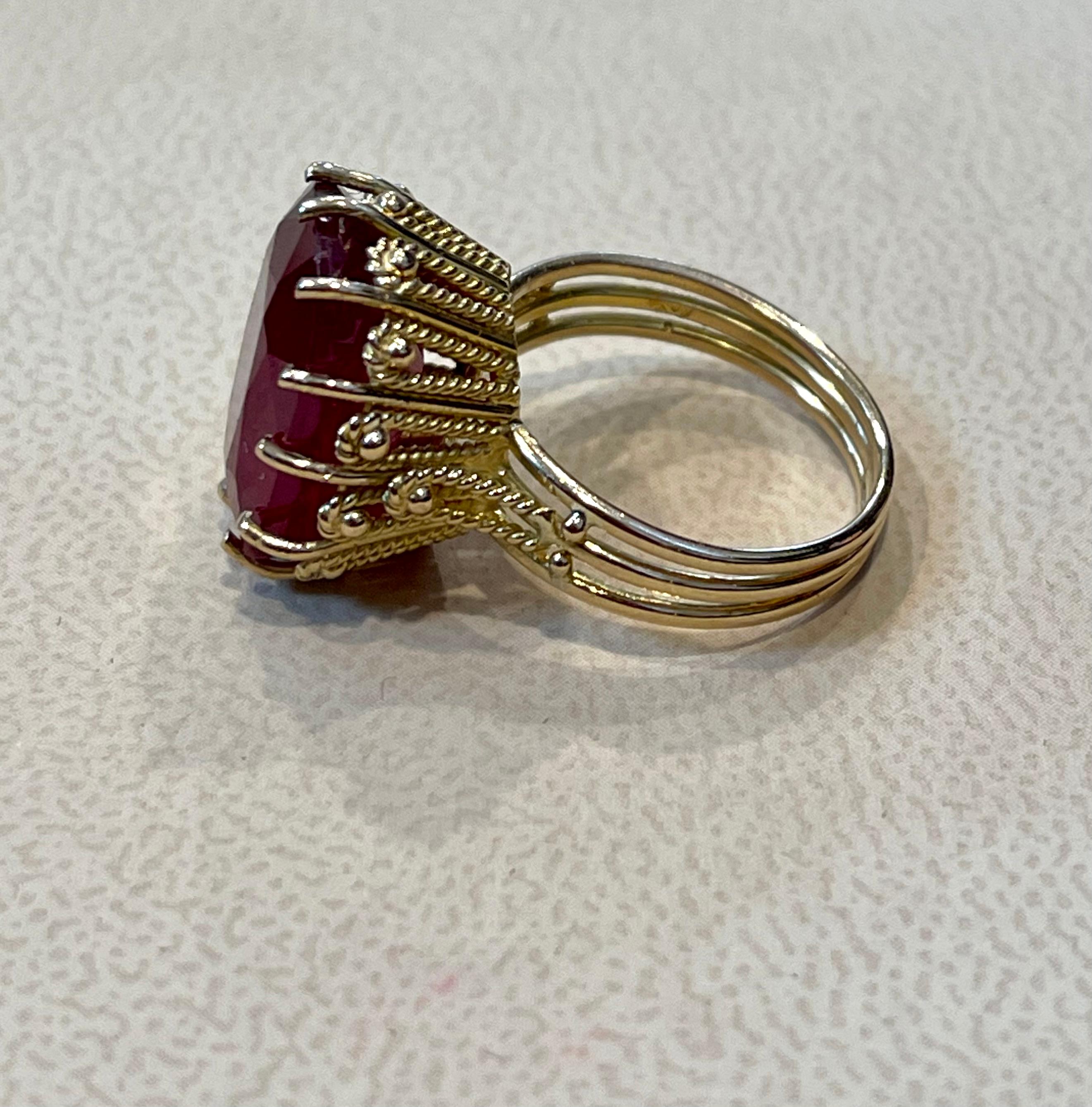Anillo de oro amarillo de 14 quilates con rubí tratado en forma de cojín de 7,5 quilates en Excelente estado para la venta en New York, NY