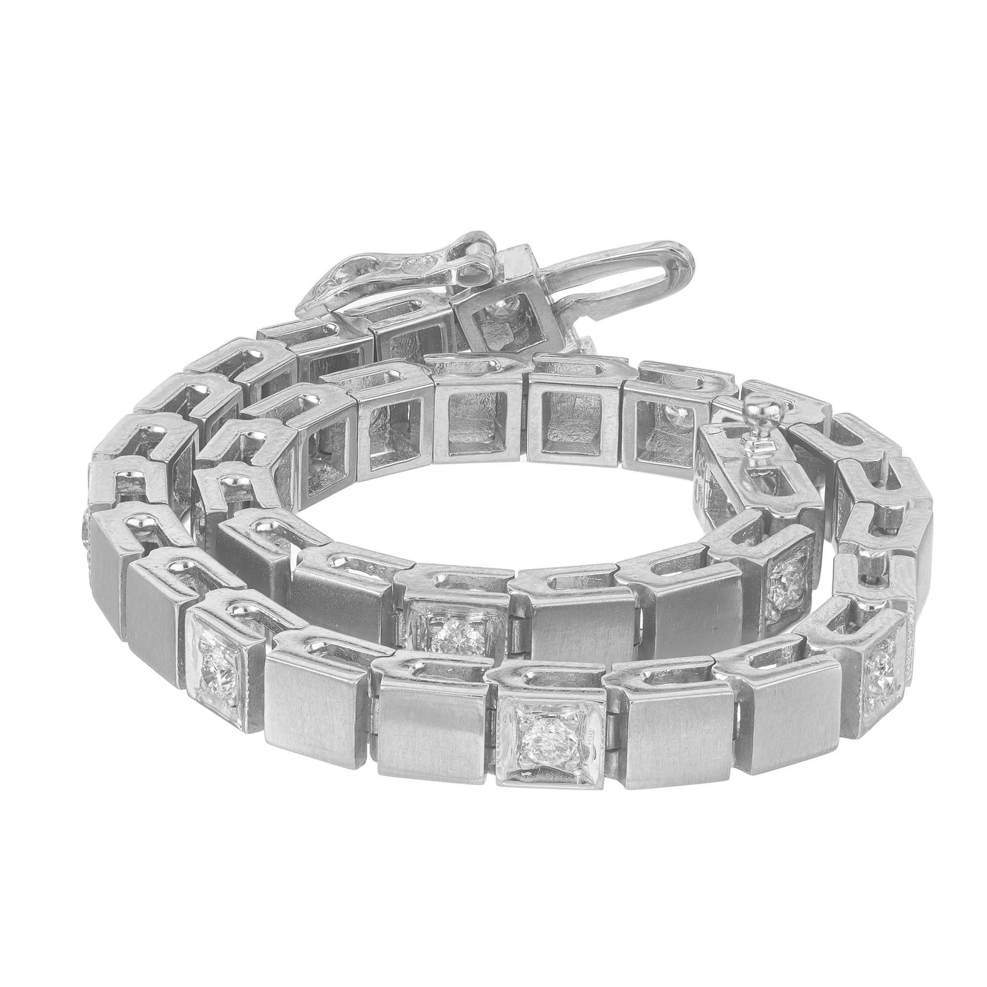 Dévoilez une touche d'élégance intemporelle des années 1950 avec le bracelet à maillons à charnière en or blanc et diamant de 0,75 carat. Le dessus des maillons est en finition nickel brossé. Cette pièce exquise brille de tous ses feux grâce à un