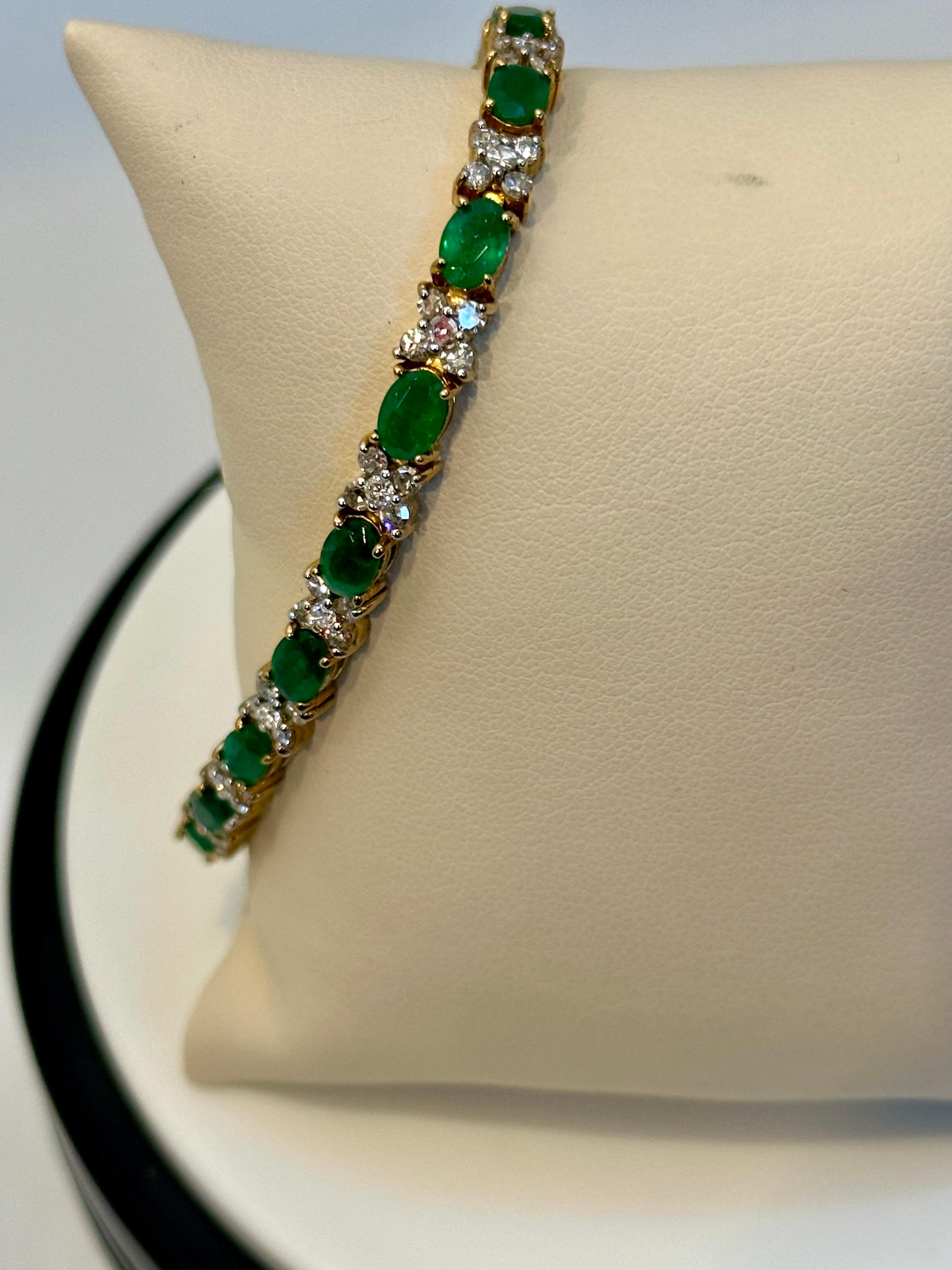 7.5 Carat Emerald 2.2 Carat Diamond Flower Tennis Bracelet 14 Karat Yellow Gold In Excellent Condition In New York, NY