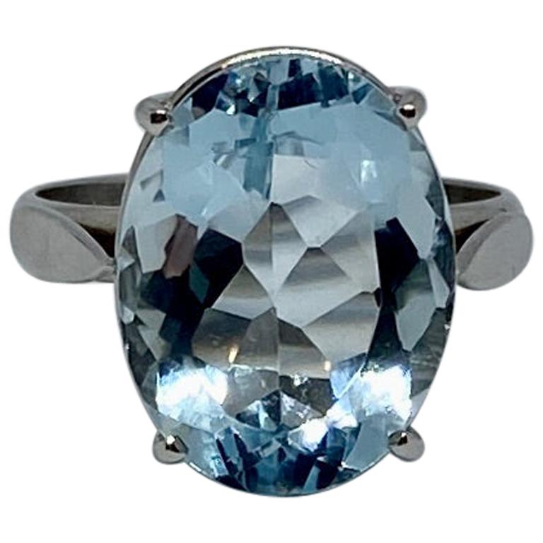 18 Karat White Gold Ring with Faceted Blue Oval Stone 