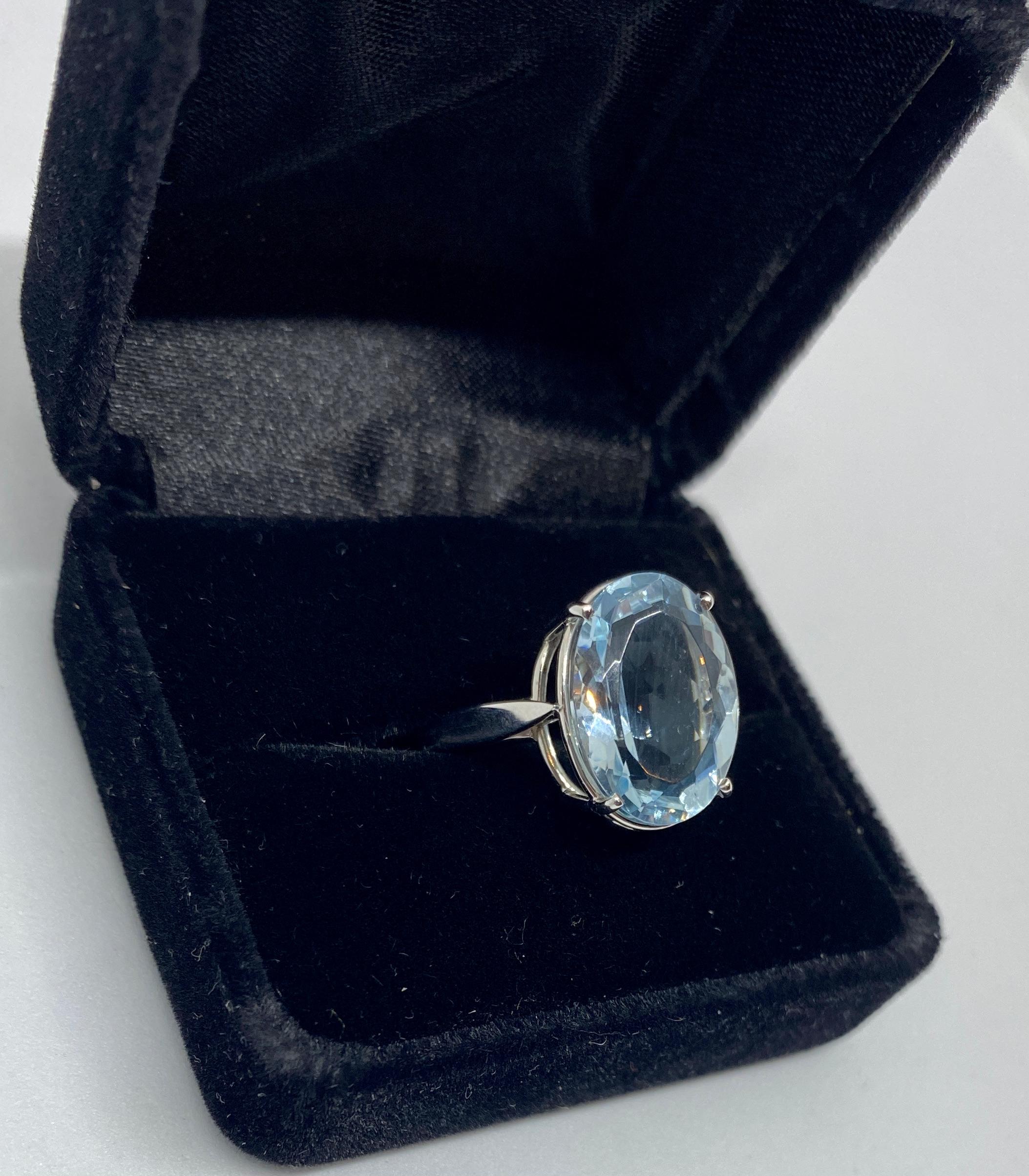 Contemporary 18 Karat White Gold Ring with Faceted Blue Oval Stone 