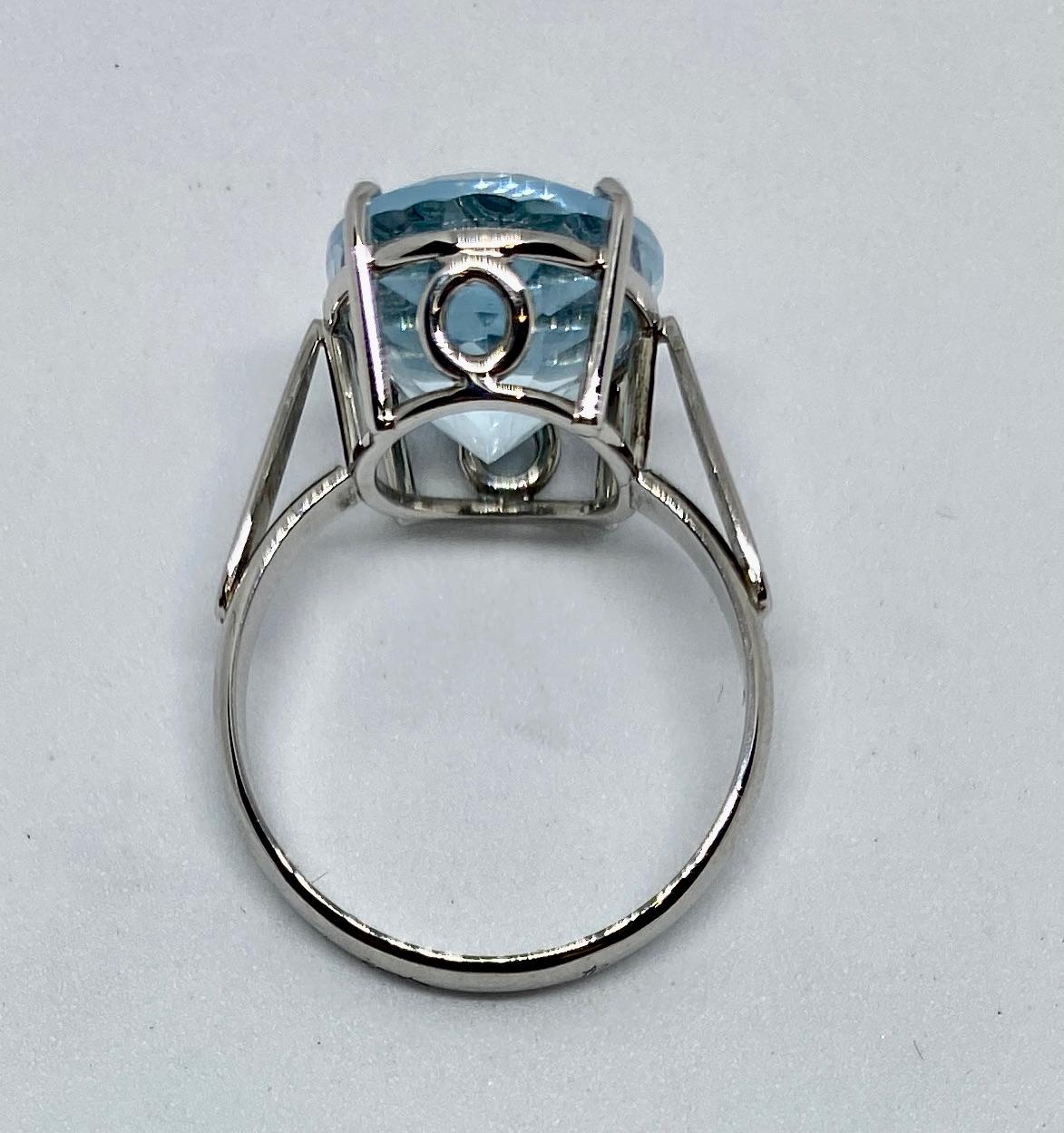 18 Karat White Gold Ring with Faceted Blue Oval Stone  In Excellent Condition In San Rafael, CA