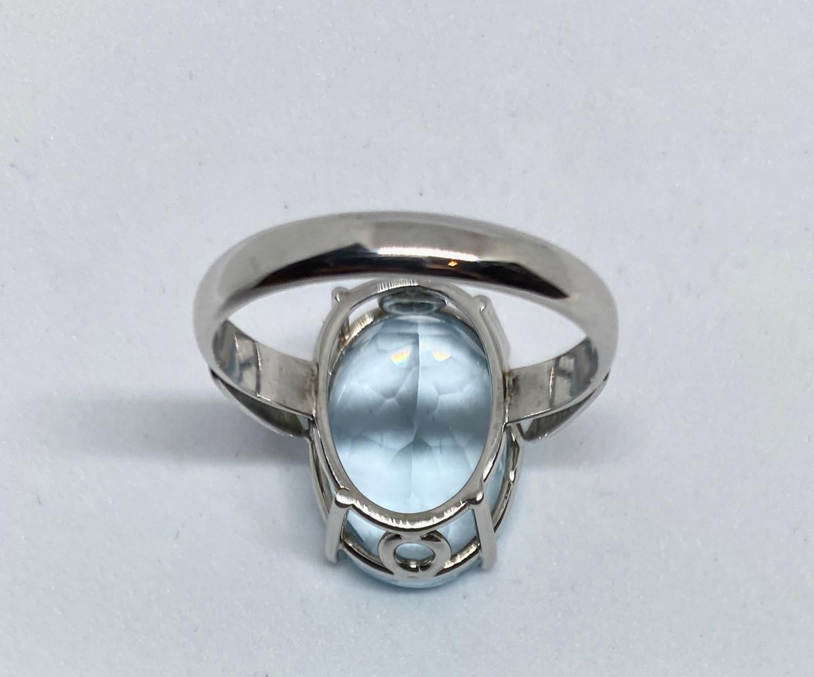 18 Karat White Gold Ring with Faceted Blue Oval Stone  3