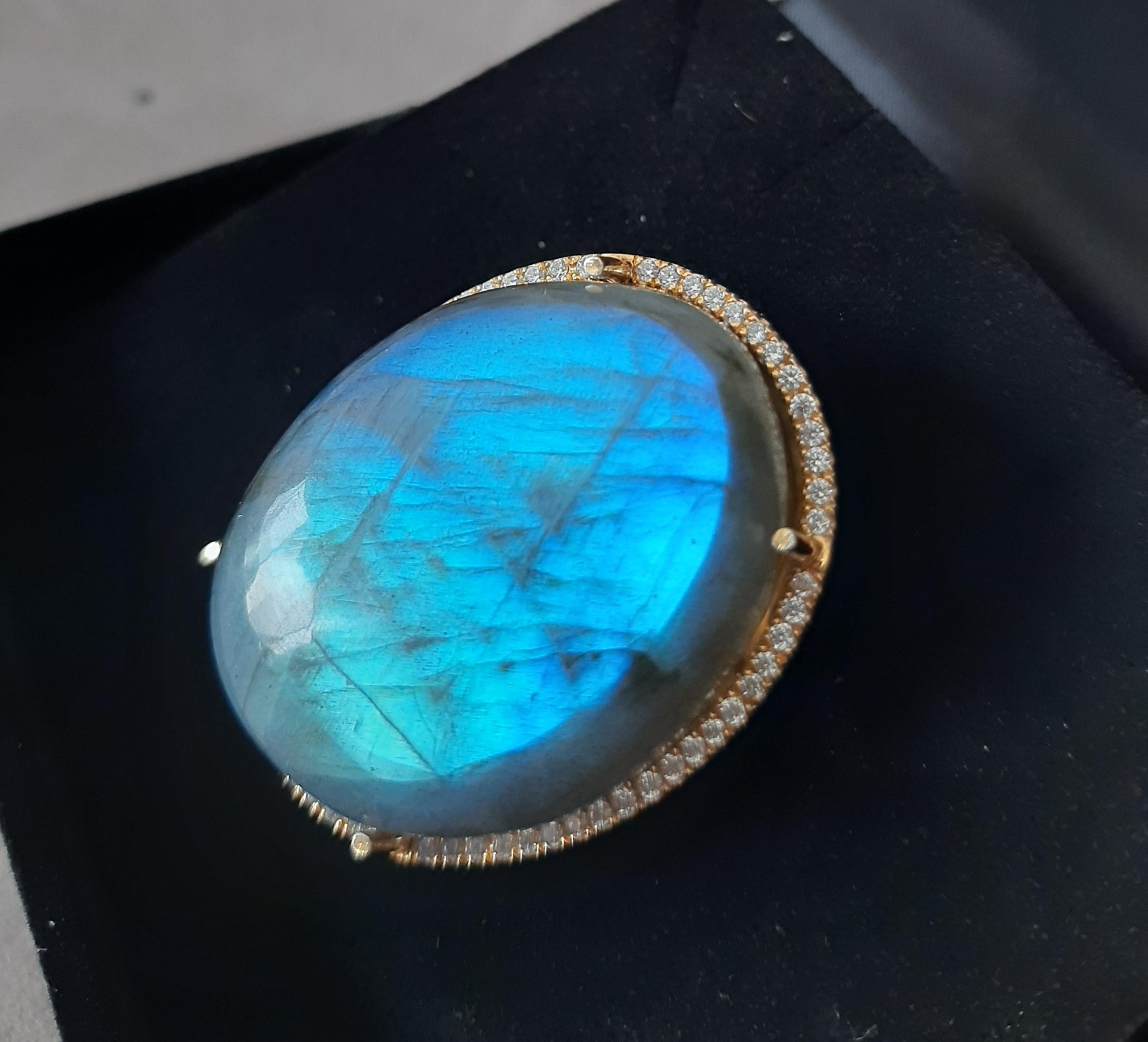 Bague Bigli entièrement réalisée à la main avec un cabochon de labradorite de 75 carats entouré de 62 diamants totalisant 0,31 carats sur une monture en or jaune 14k massif pesant 16 grammes.

En 1978, notre atelier a démarré en Italie pour