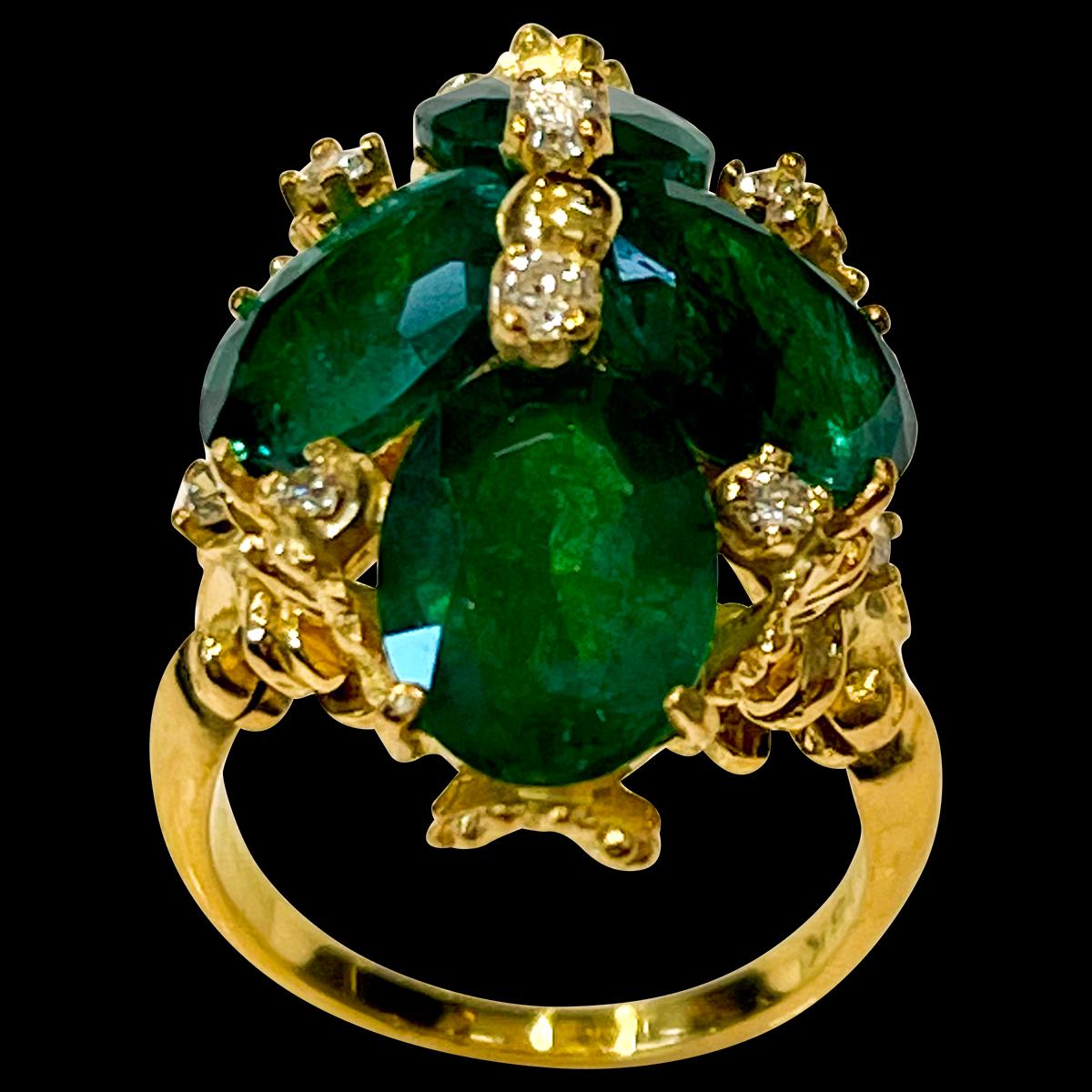 7,5 quilates naturales 4 esmeraldas talla oval y anillo flor de diamantes Oro amarillo de 18 quilates Corte oval en venta