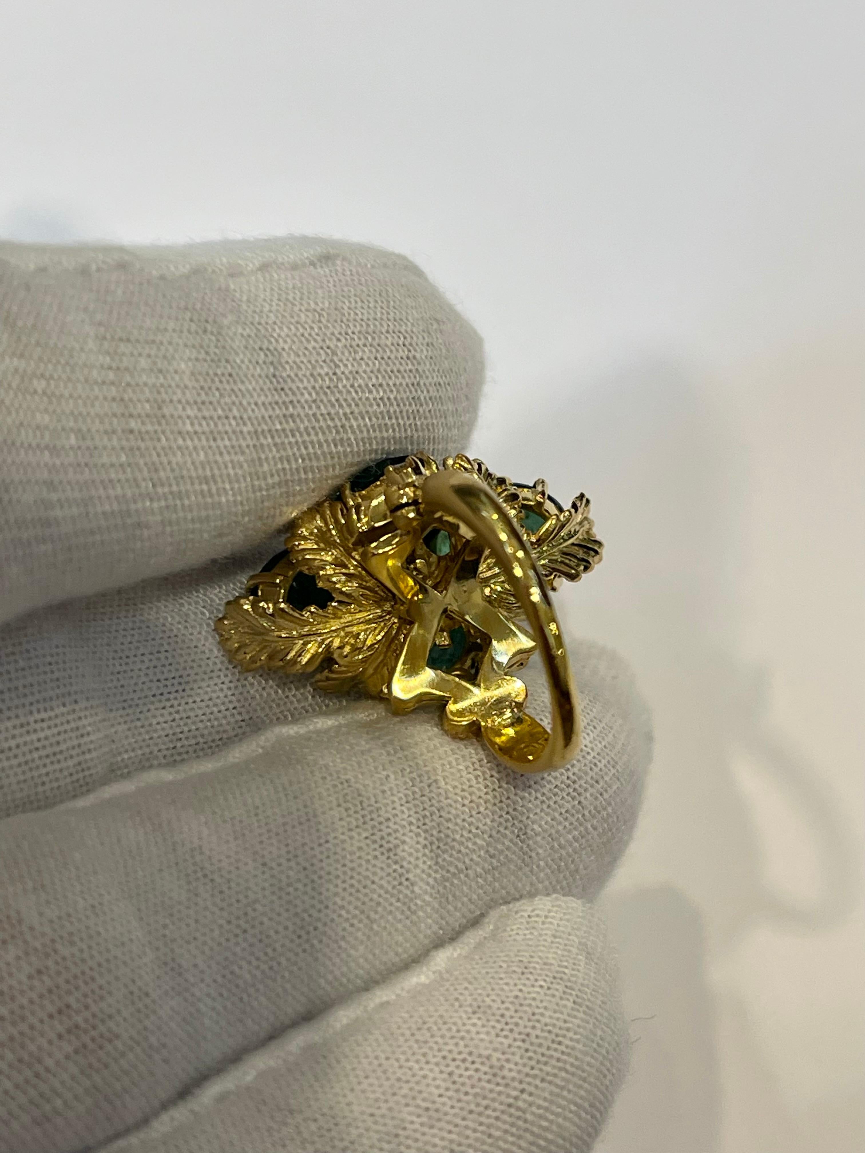 7,5 quilates naturales 4 esmeraldas talla oval y anillo flor de diamantes Oro amarillo de 18 quilates en venta 3