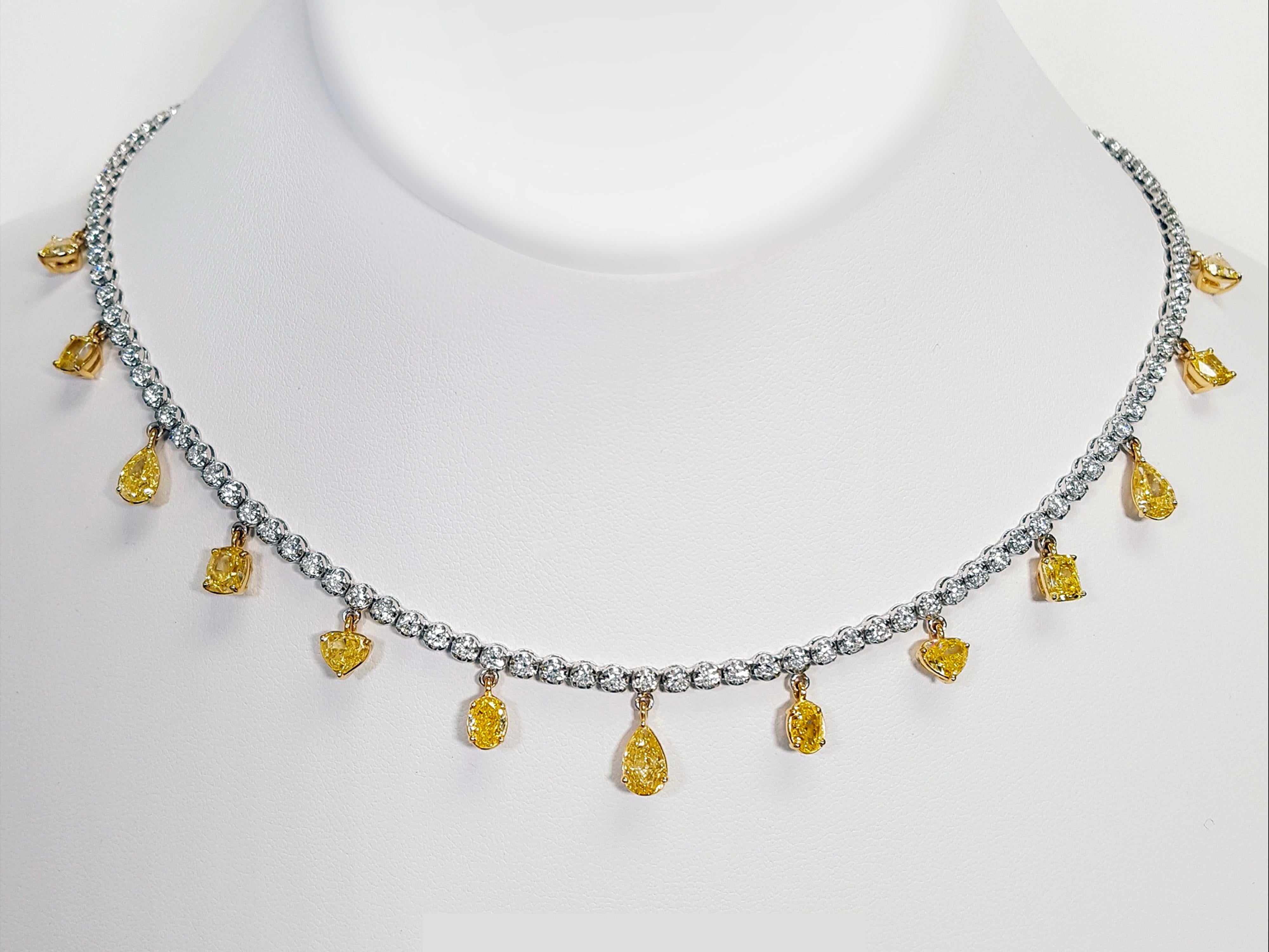 Nous vous présentons notre extraordinaire collier en diamant jaune naturel de forme mixte, mettant en valeur un superbe arrangement de 13 diamants jaunes de taille cœur, ovale, poire et rayonnante, d'un poids combiné de 7,55 carats. Agrémenté de 123