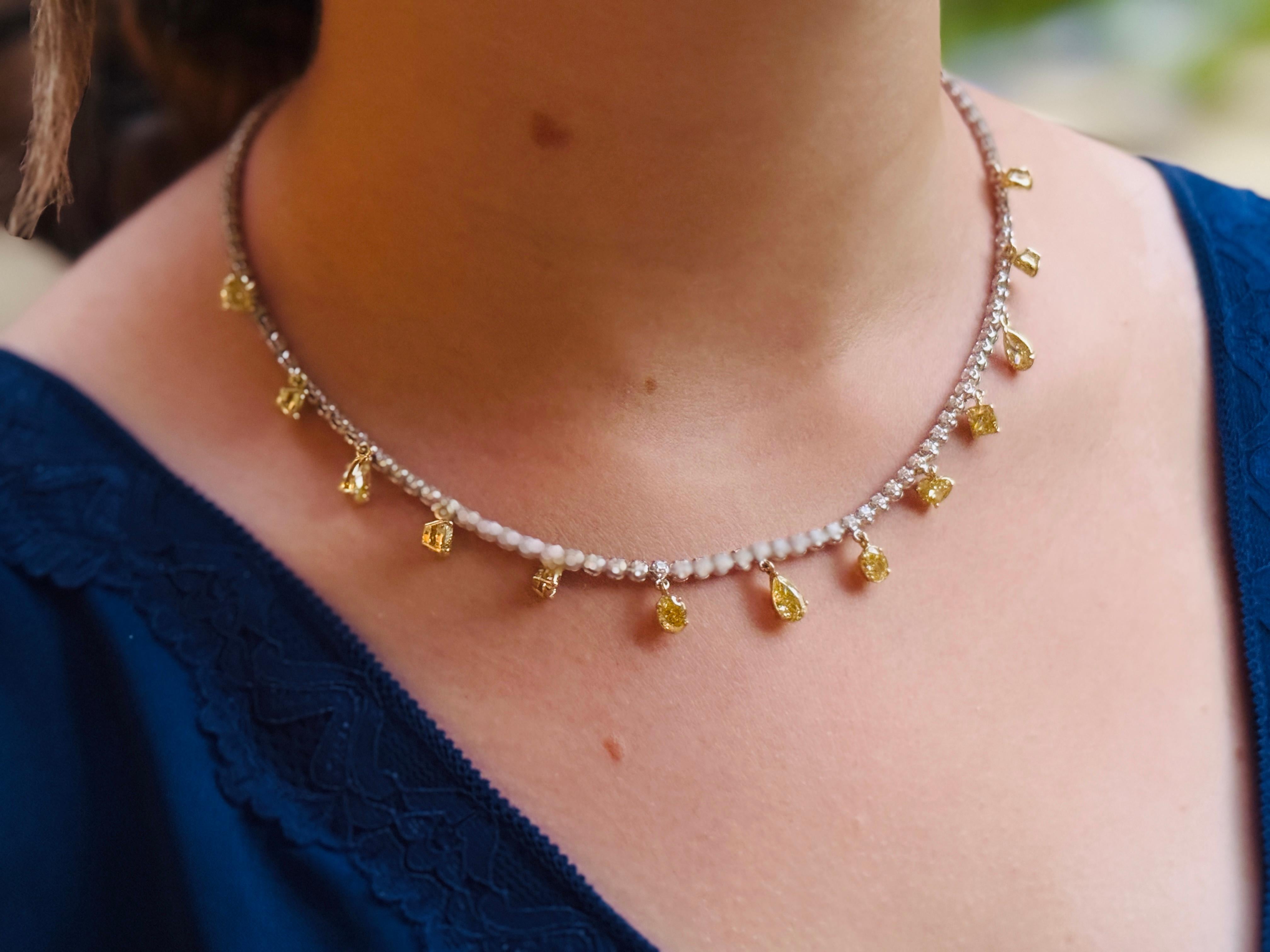 Taille mixte Collier en or jaune et blanc 18 carats et diamant jaune de 7,5 carats de forme mixte naturelle en vente