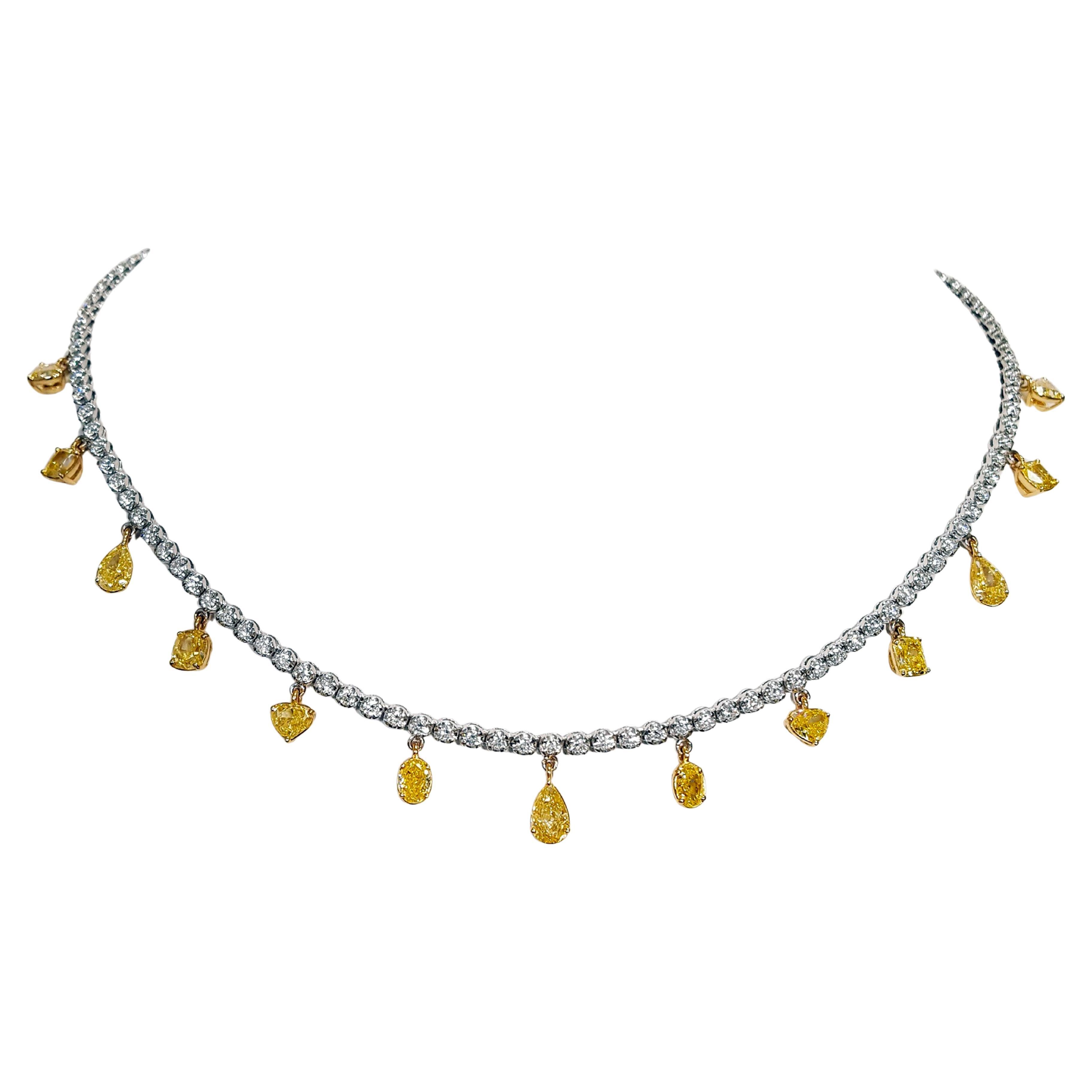 Collier en or jaune et blanc 18 carats et diamant jaune de 7,5 carats de forme mixte naturelle en vente