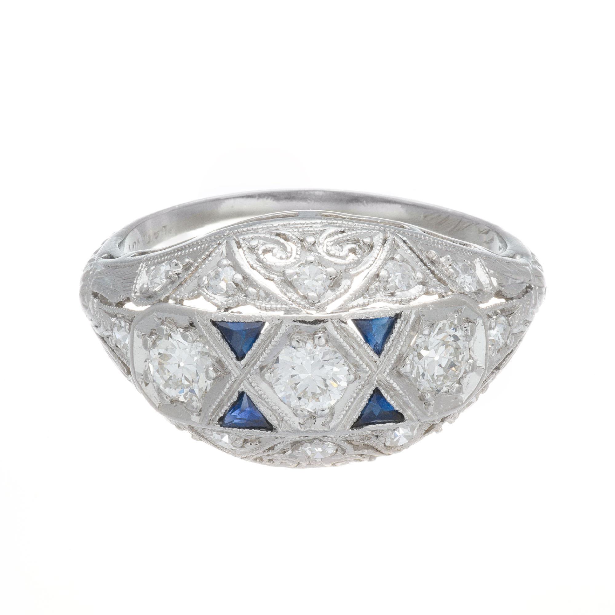 Art Deco 1920's Diamant und Saphir Verlobungsring. 3 Zentrum Diamanten mit 4 Dreieck geschnitten und rund alten Euro Diamant Akzent Steine in einer handgefertigten durchbohrt Perle gesetzt Kuppel Verlobungsring. 

15 Diamanten im alten europäischen