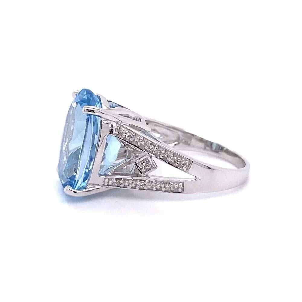 7.5 Carat Oval Blue Topaz and Diamond Gold Solitaire Statement Cocktail Ring In Excellent Condition For Sale In Montreal, QC