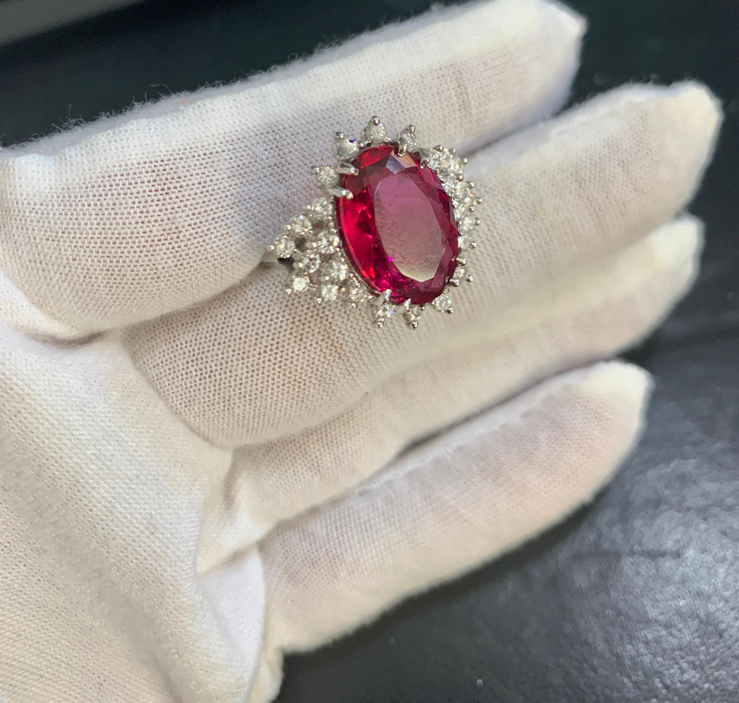 7,5 carati di rubellite ovale e 1 carato di diamante in oro 18 carati Anello Cocktail Estate in vendita 5
