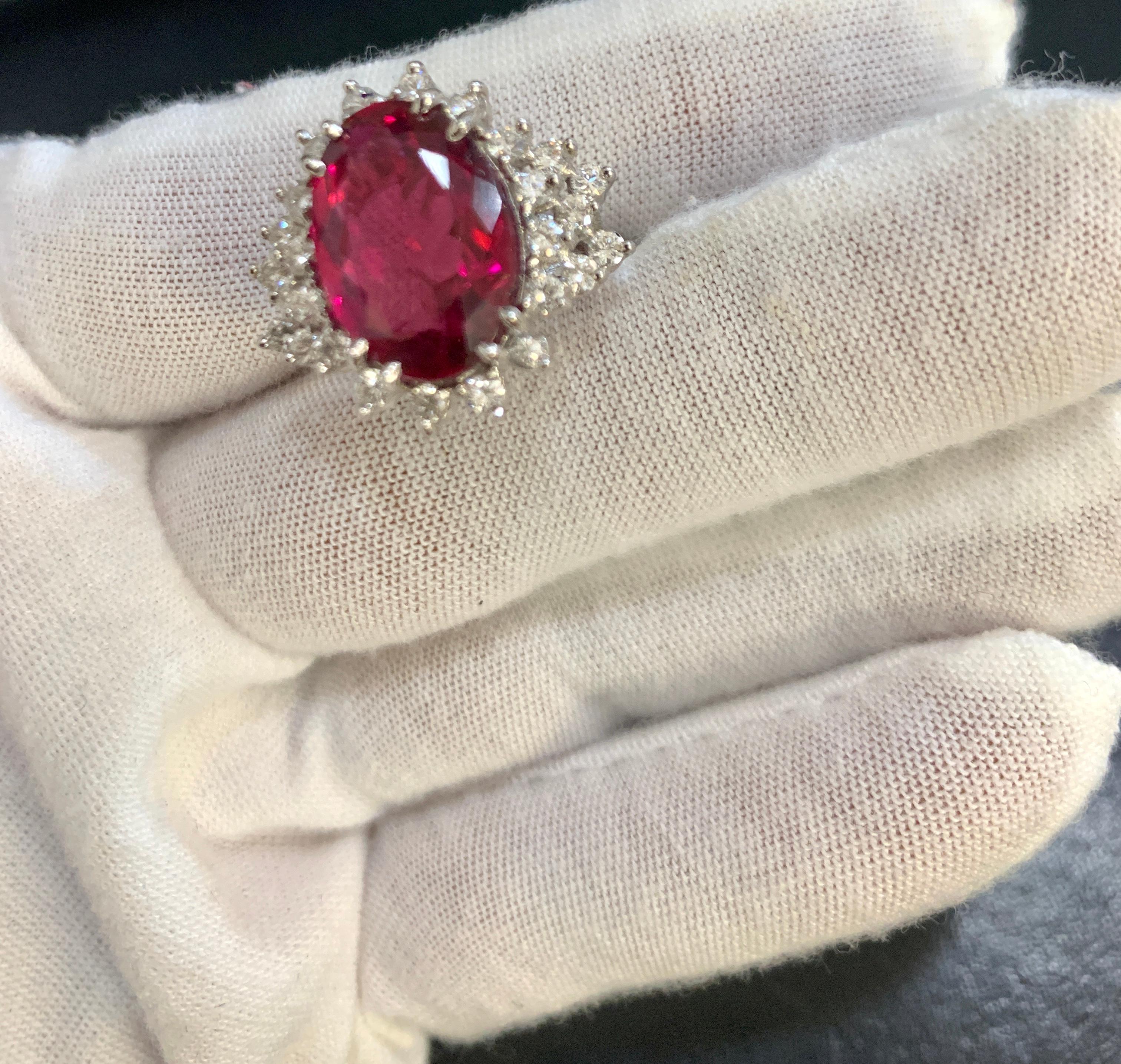7,5 carati di rubellite ovale e 1 carato di diamante in oro 18 carati Anello Cocktail Estate in vendita 6