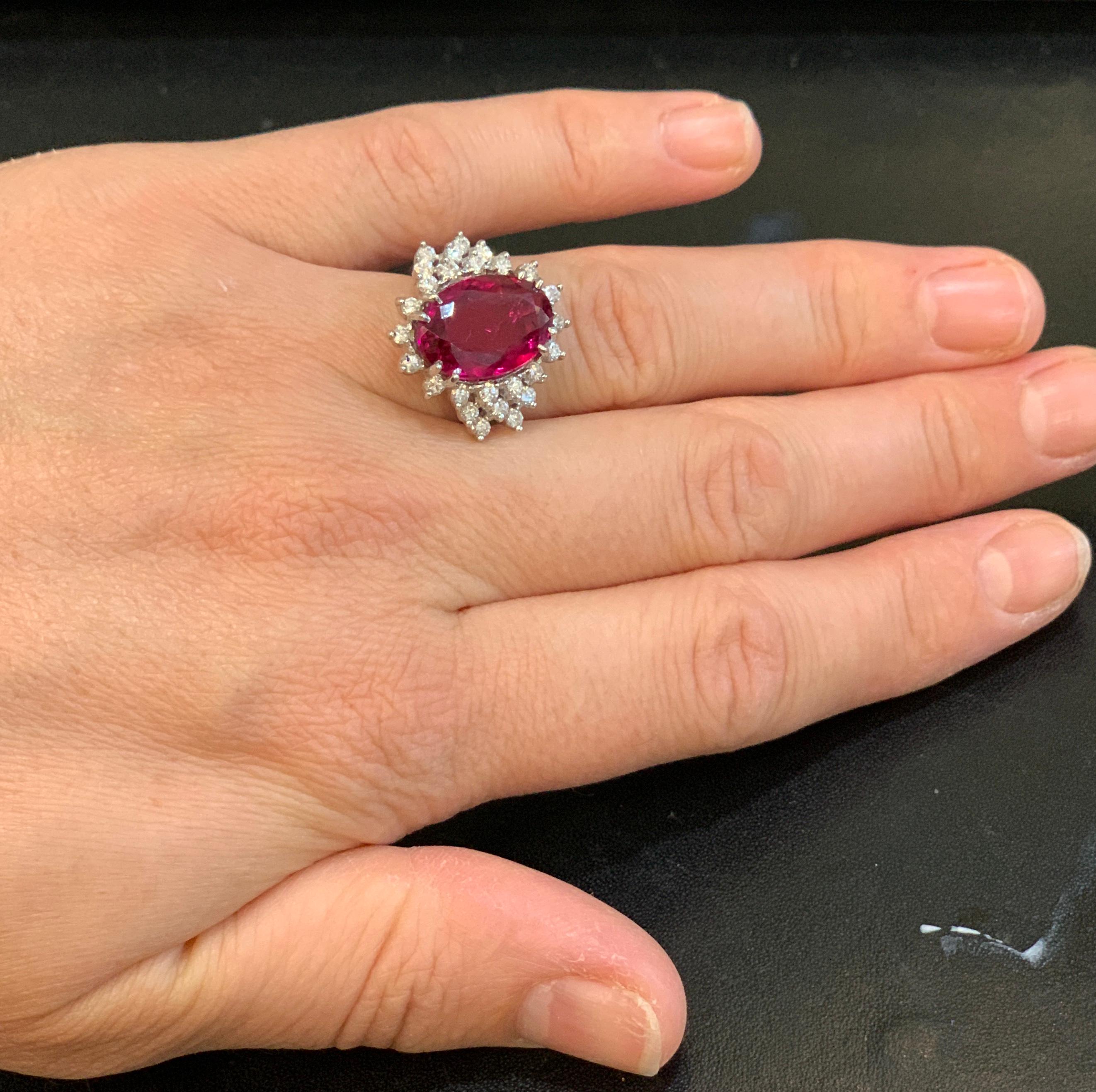 7,5 carati di rubellite ovale e 1 carato di diamante in oro 18 carati Anello Cocktail Estate in vendita 7