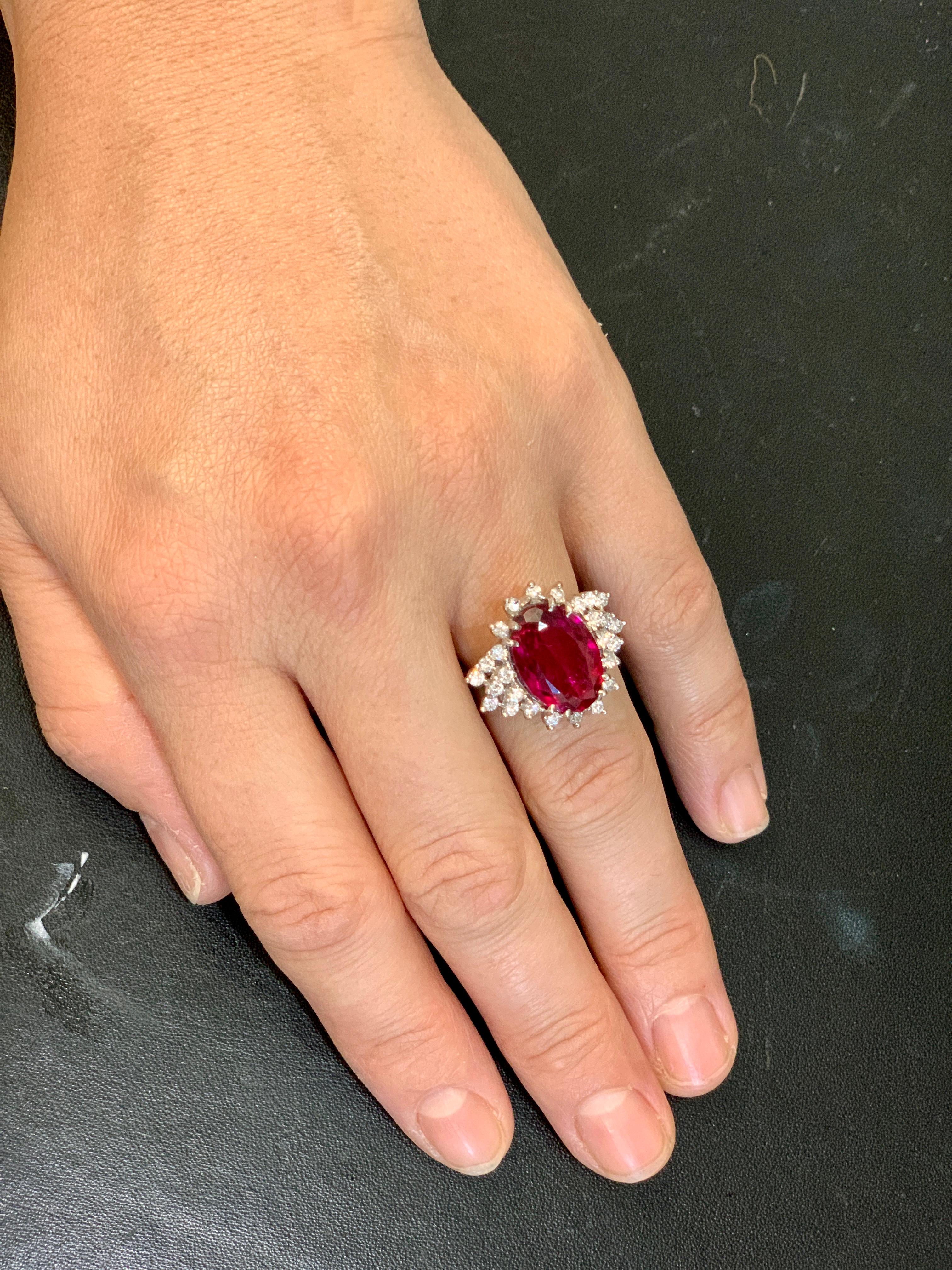 7,5 carati di rubellite ovale e 1 carato di diamante in oro 18 carati Anello Cocktail Estate in vendita 8
