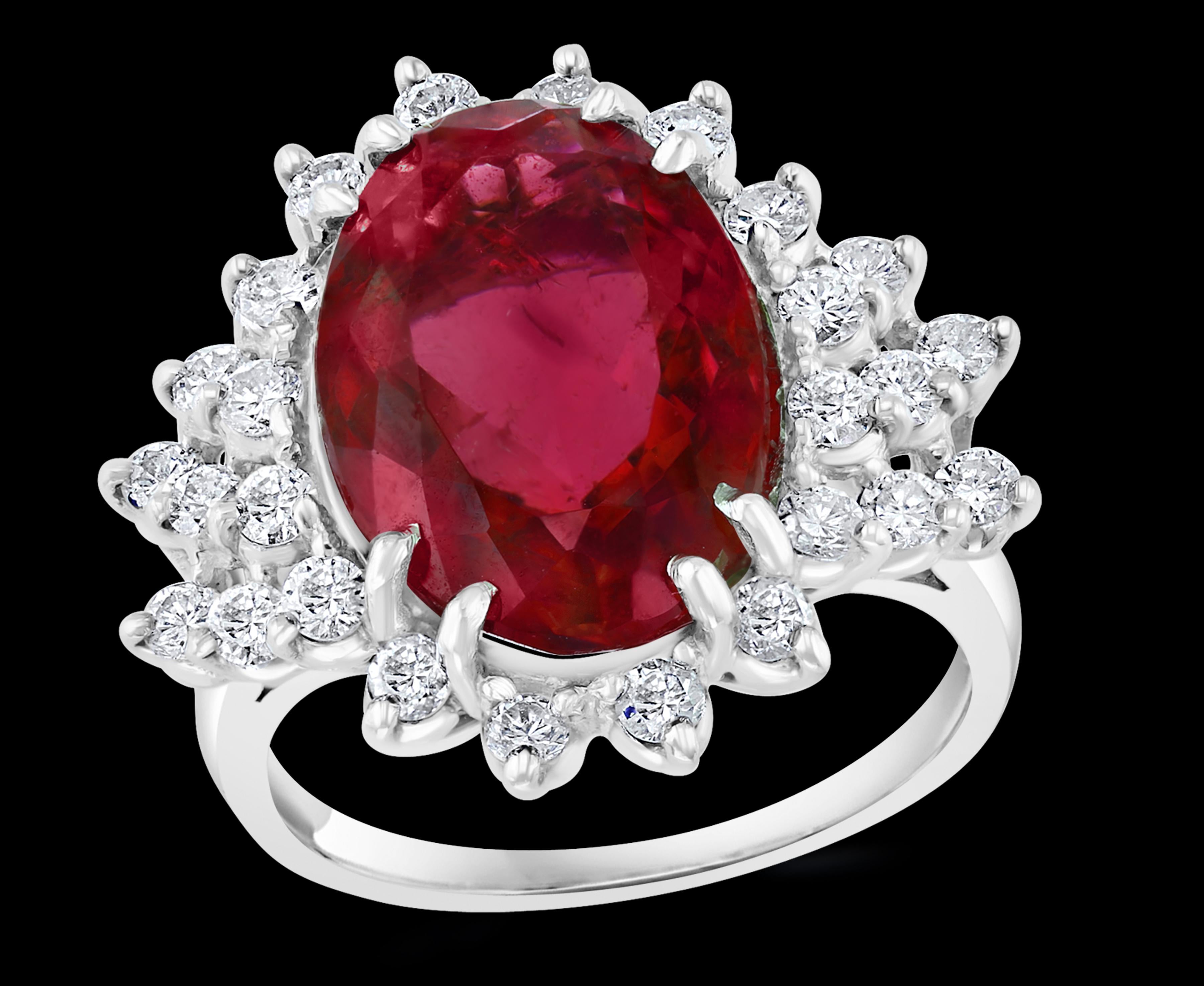 7,5 carati di rubellite ovale e 1 carato di diamante in oro 18 carati Anello Cocktail Estate
Un anello classico e da cocktail 
Circa 7,5  Carati di Nizza  Anello con rubellite naturale di forma ovale e diamanti
Le rubelitte presentano delle