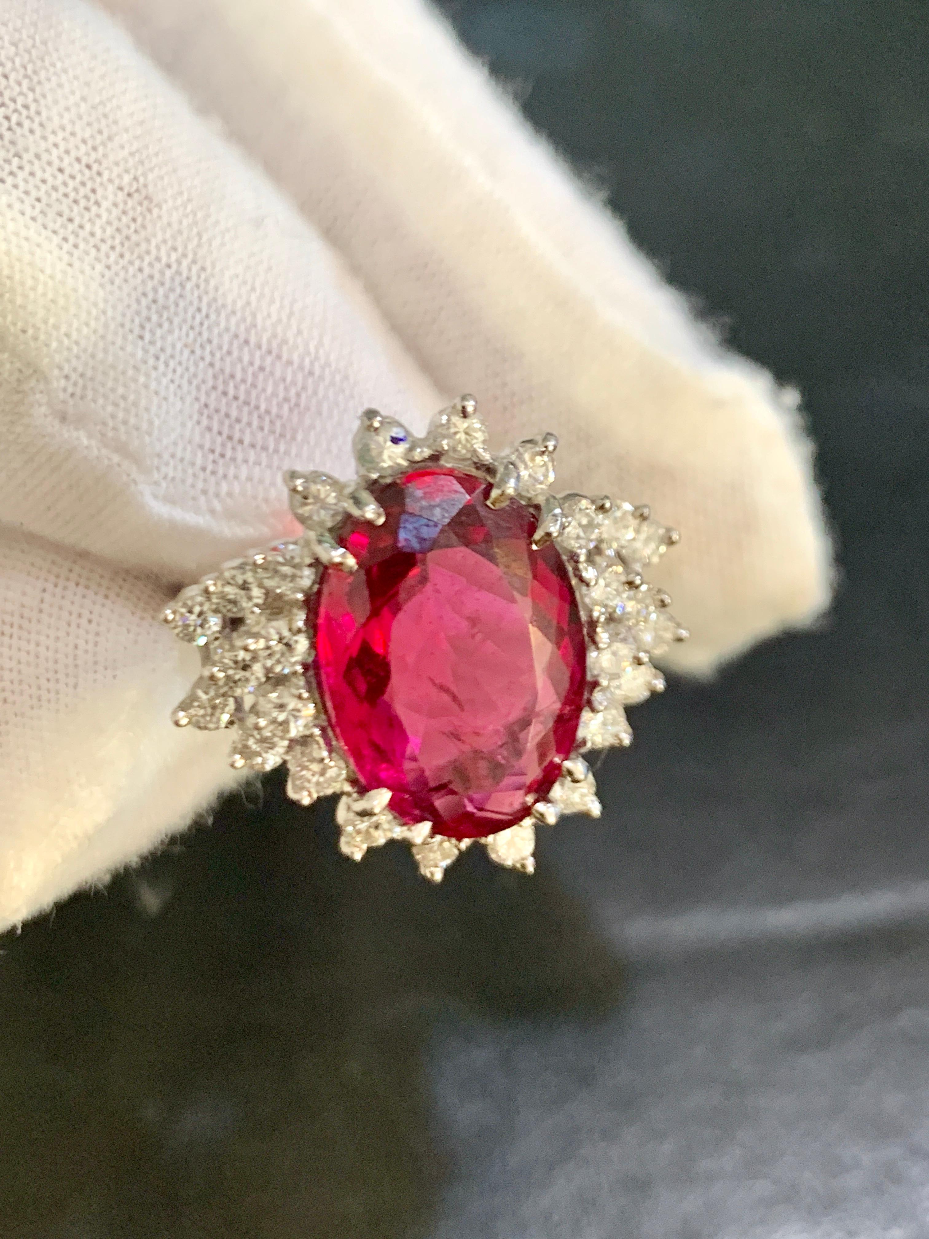 Taglio ovale 7,5 carati di rubellite ovale e 1 carato di diamante in oro 18 carati Anello Cocktail Estate in vendita