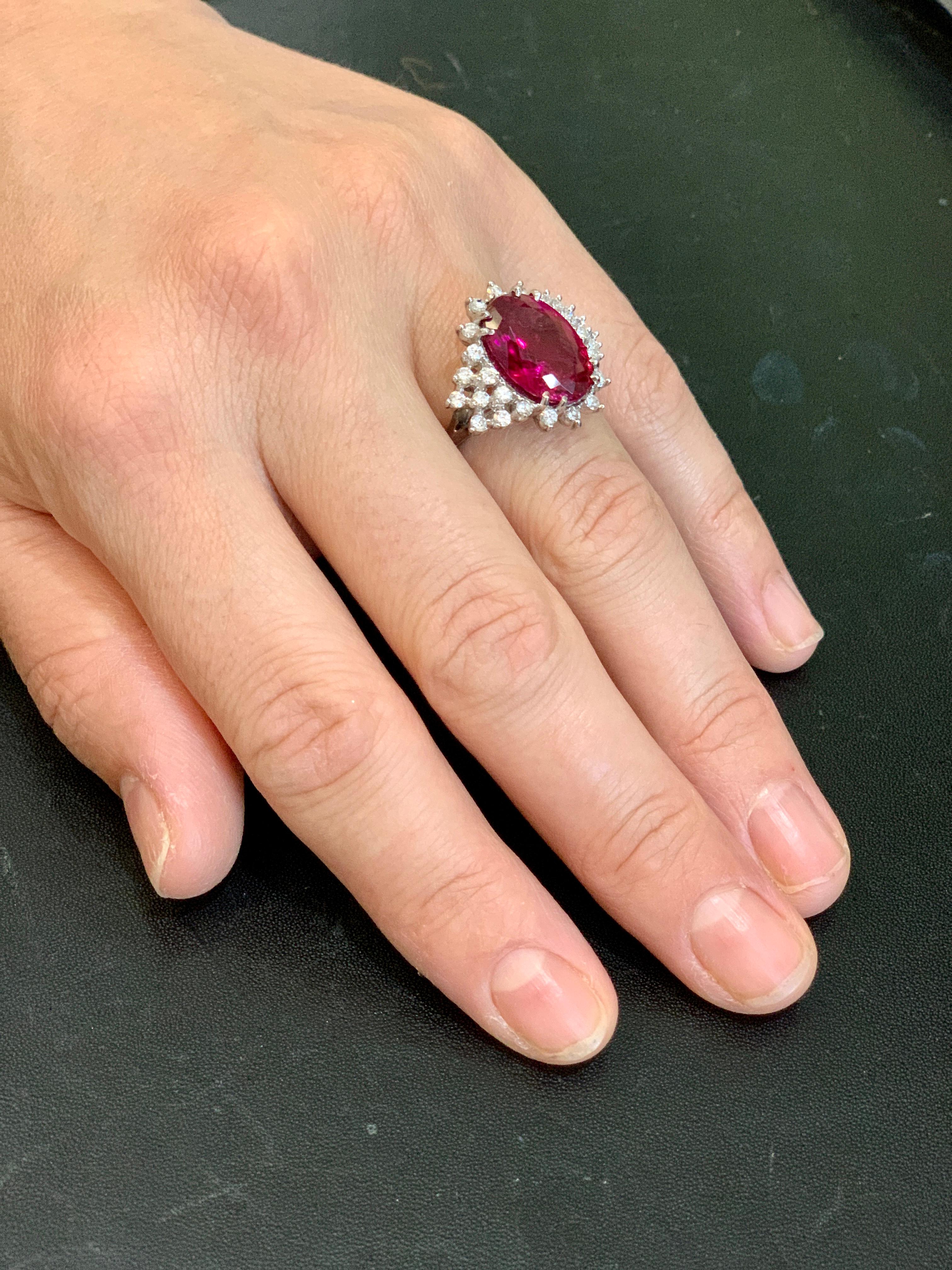 Donna 7,5 carati di rubellite ovale e 1 carato di diamante in oro 18 carati Anello Cocktail Estate in vendita