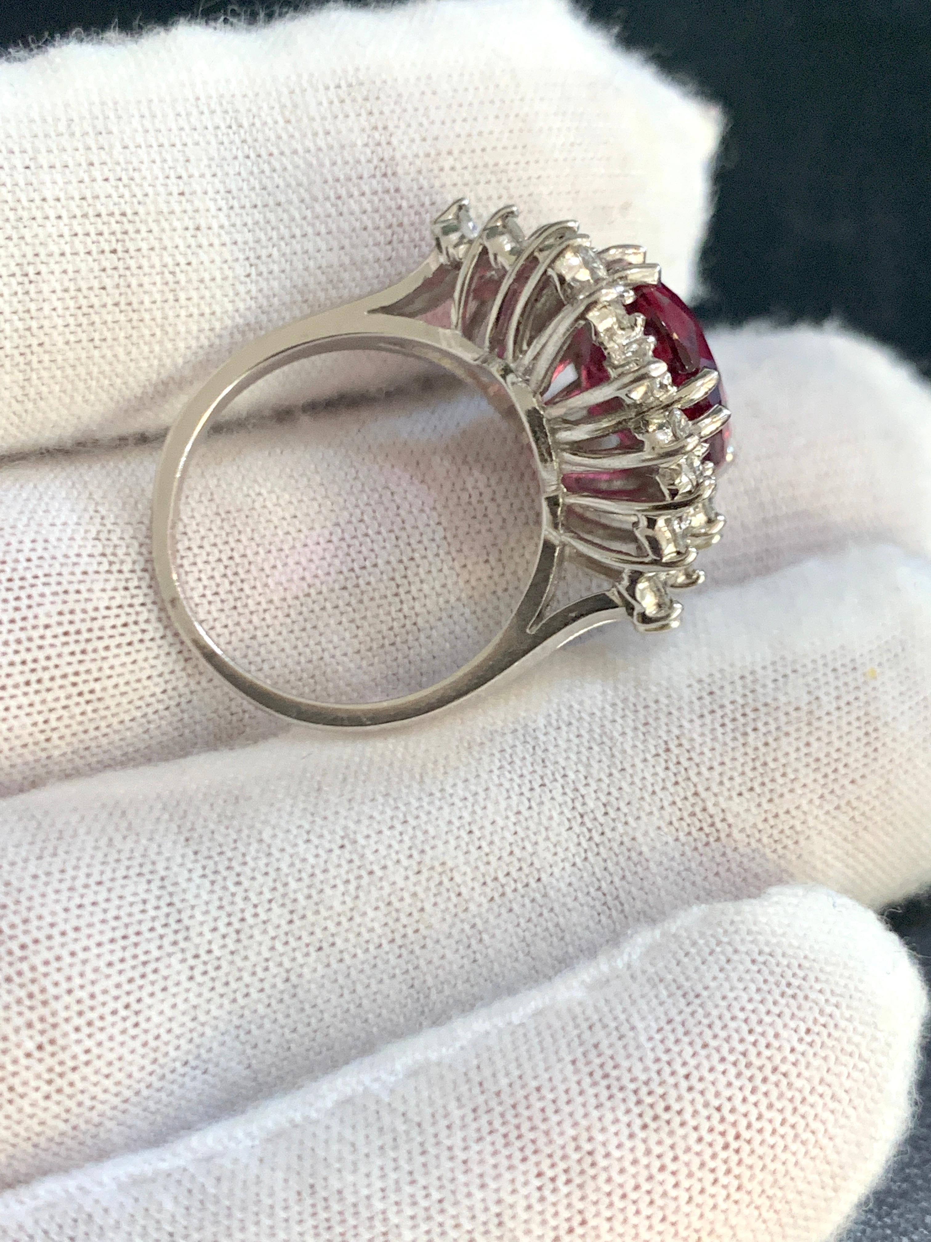 7,5 carati di rubellite ovale e 1 carato di diamante in oro 18 carati Anello Cocktail Estate in vendita 1
