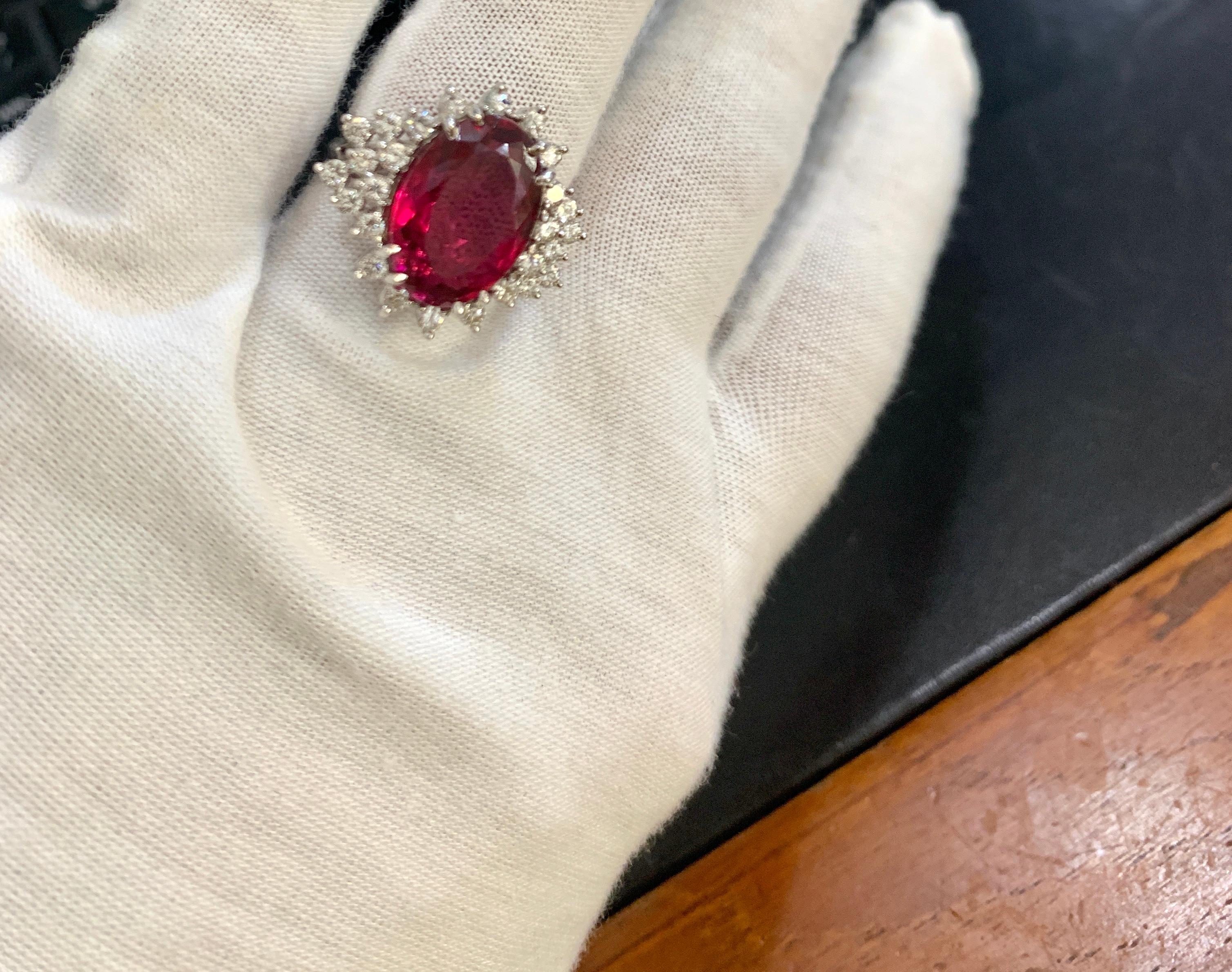 7,5 carati di rubellite ovale e 1 carato di diamante in oro 18 carati Anello Cocktail Estate in vendita 2