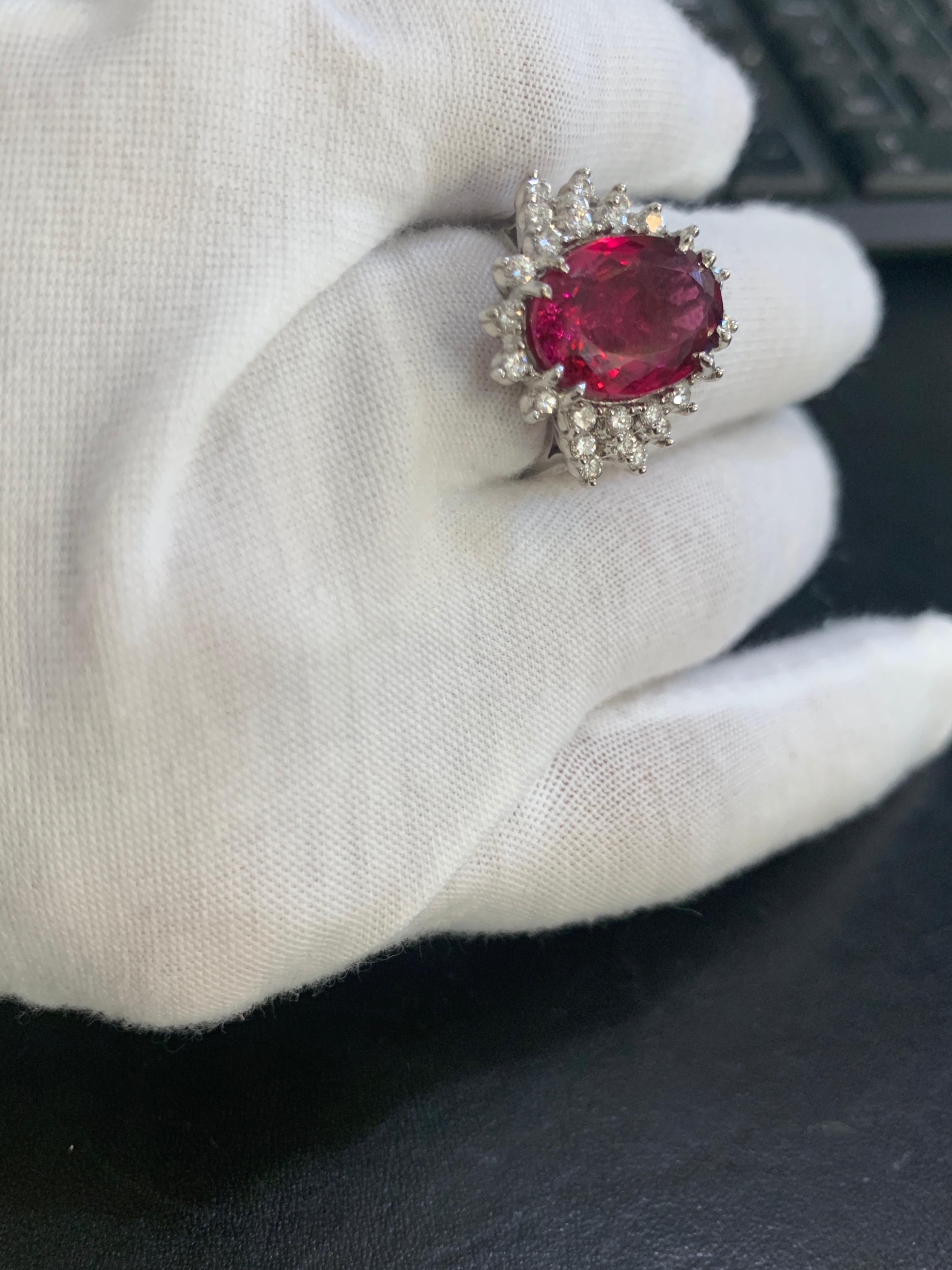 7,5 carati di rubellite ovale e 1 carato di diamante in oro 18 carati Anello Cocktail Estate in vendita 3
