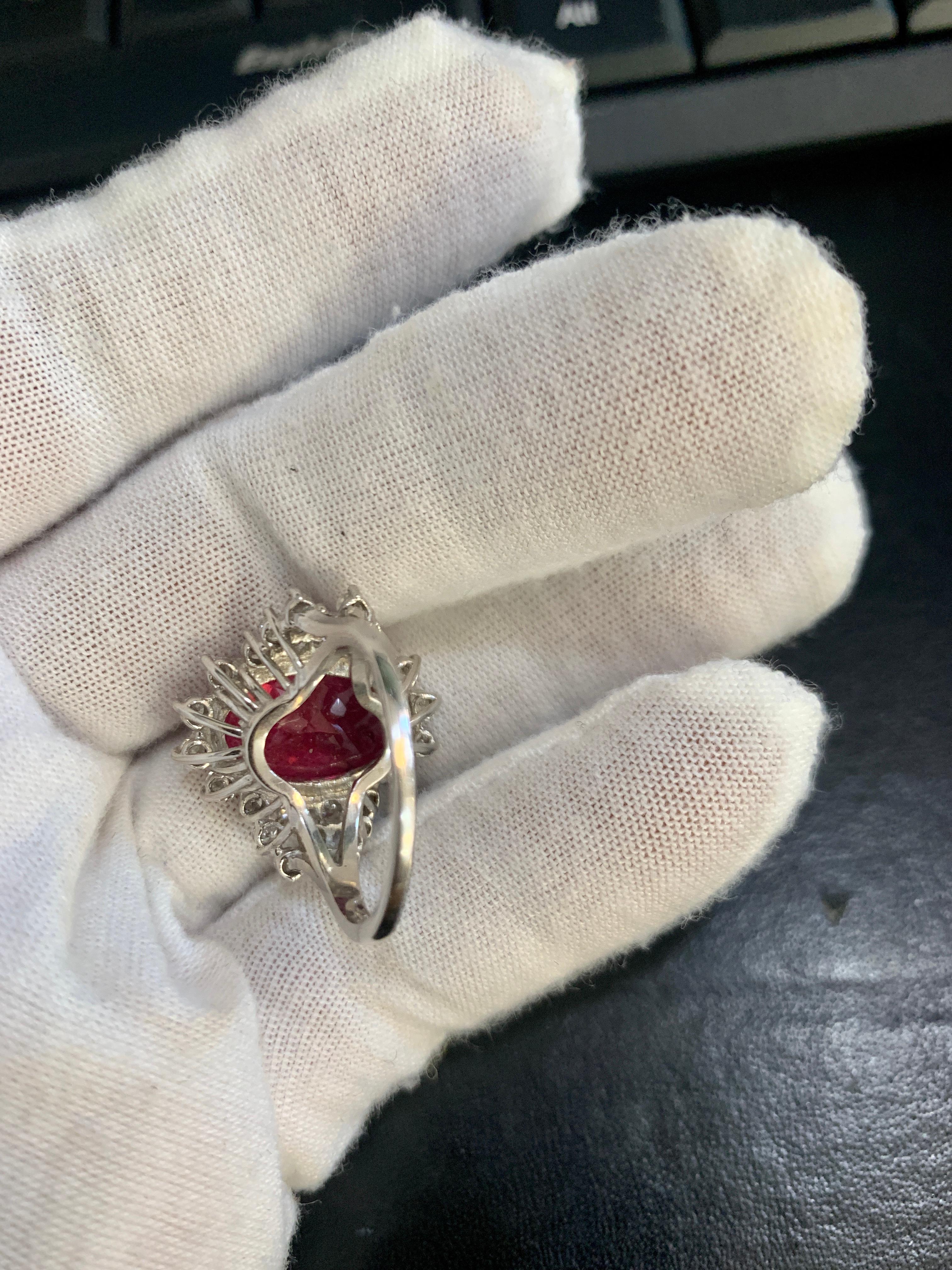 7,5 carati di rubellite ovale e 1 carato di diamante in oro 18 carati Anello Cocktail Estate in vendita 4