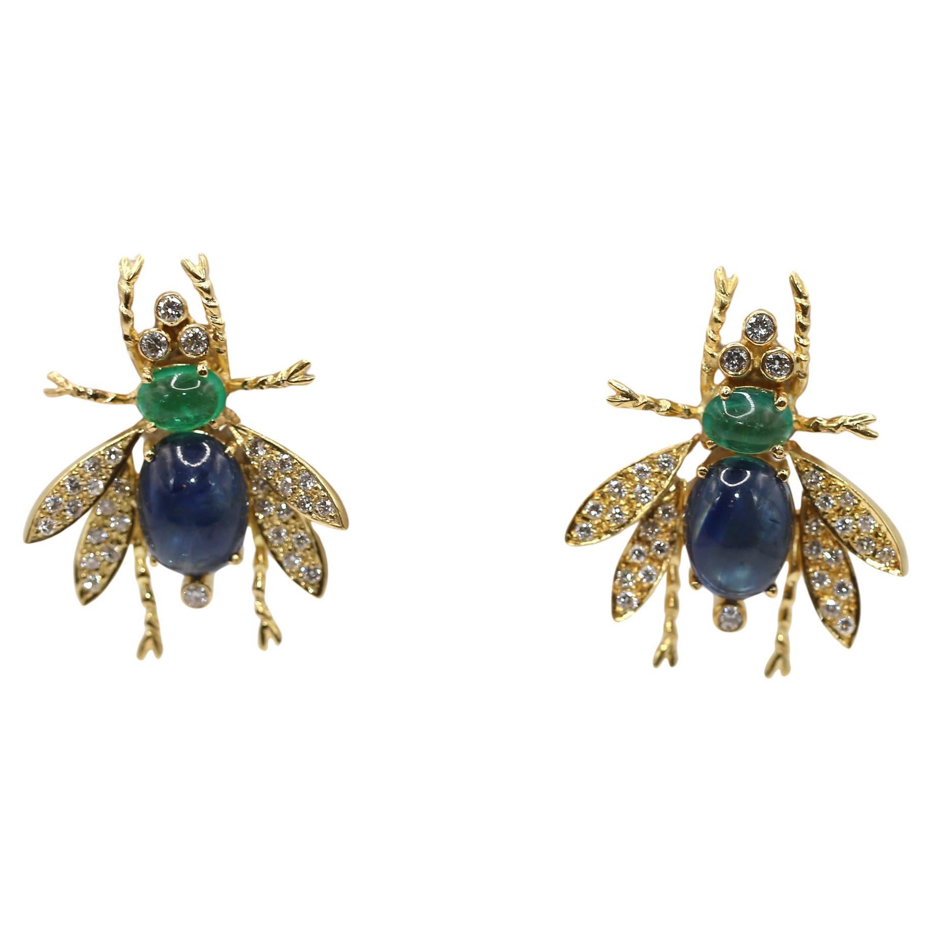 Taille cabochon 7.5 Ct Saphires Emeraudes Diamants Boucle d'oreille mouche, 1970 en vente
