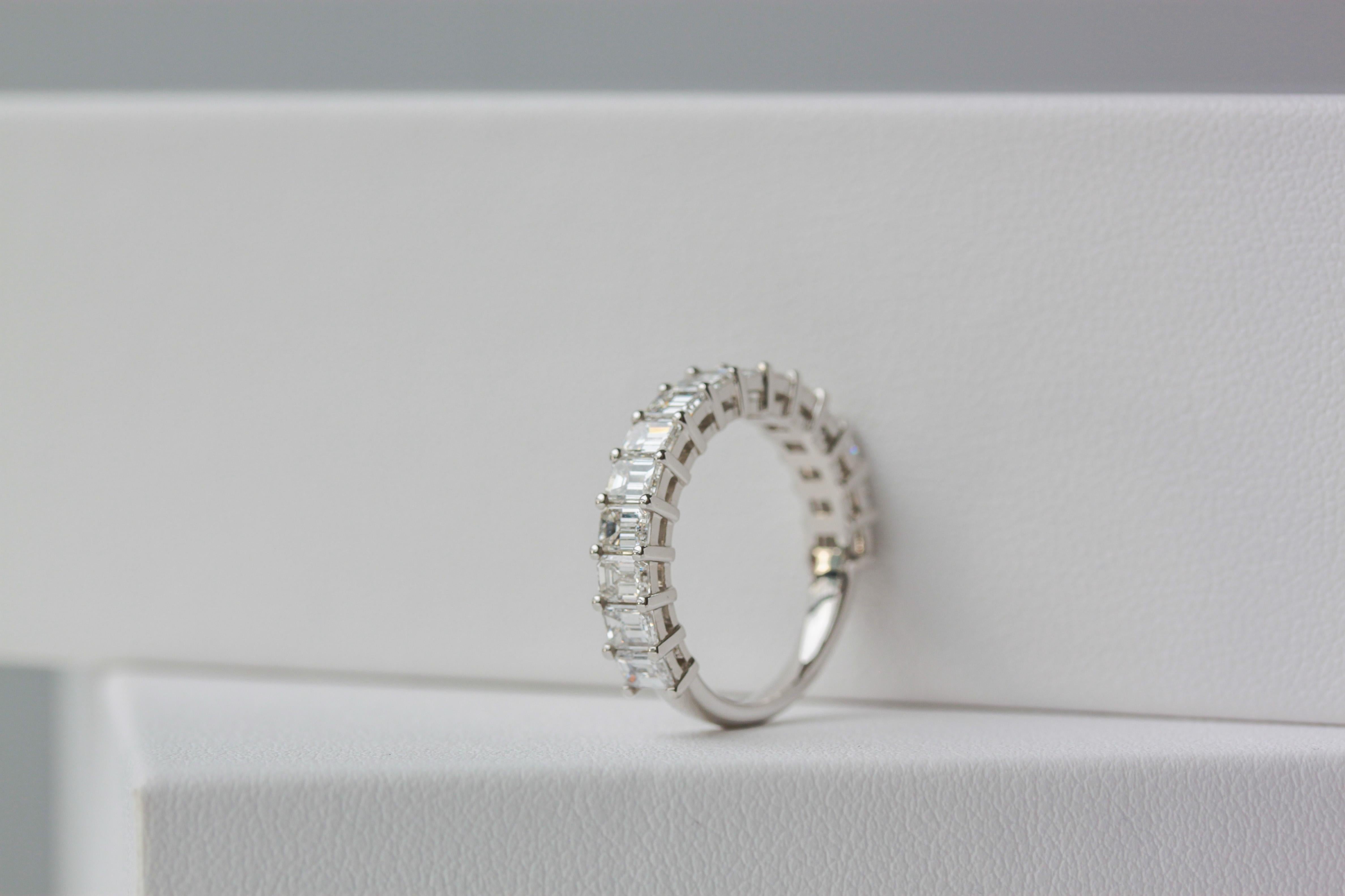 Eternity-Ring mit 75% Smaragdschliff-Diamant und 2,25 Karat natürlichen VVS-VS-Diamanten für Damen oder Herren im Angebot