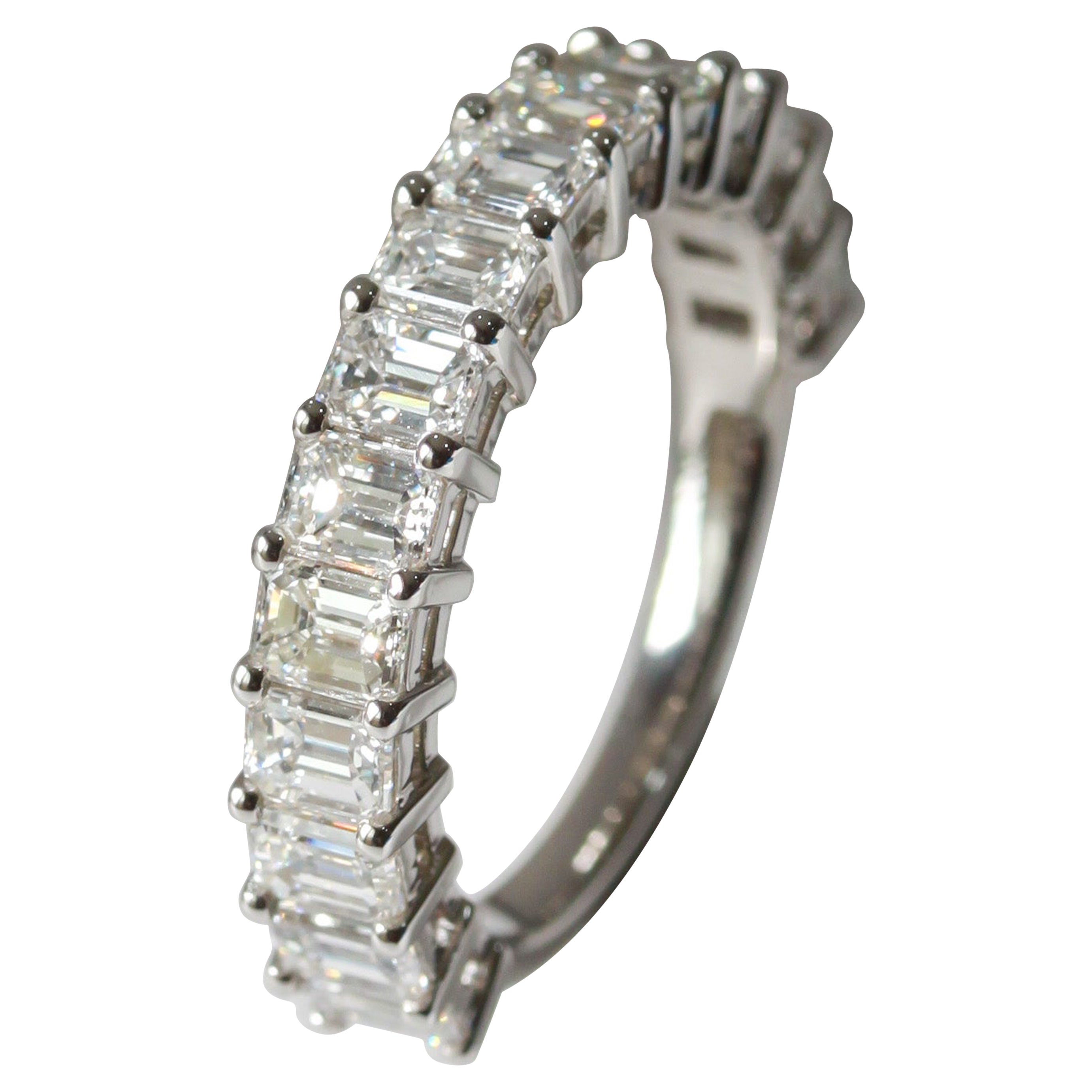 Eternity-Ring mit 75% Smaragdschliff-Diamant und 2,25 Karat natürlichen VVS-VS-Diamanten im Angebot