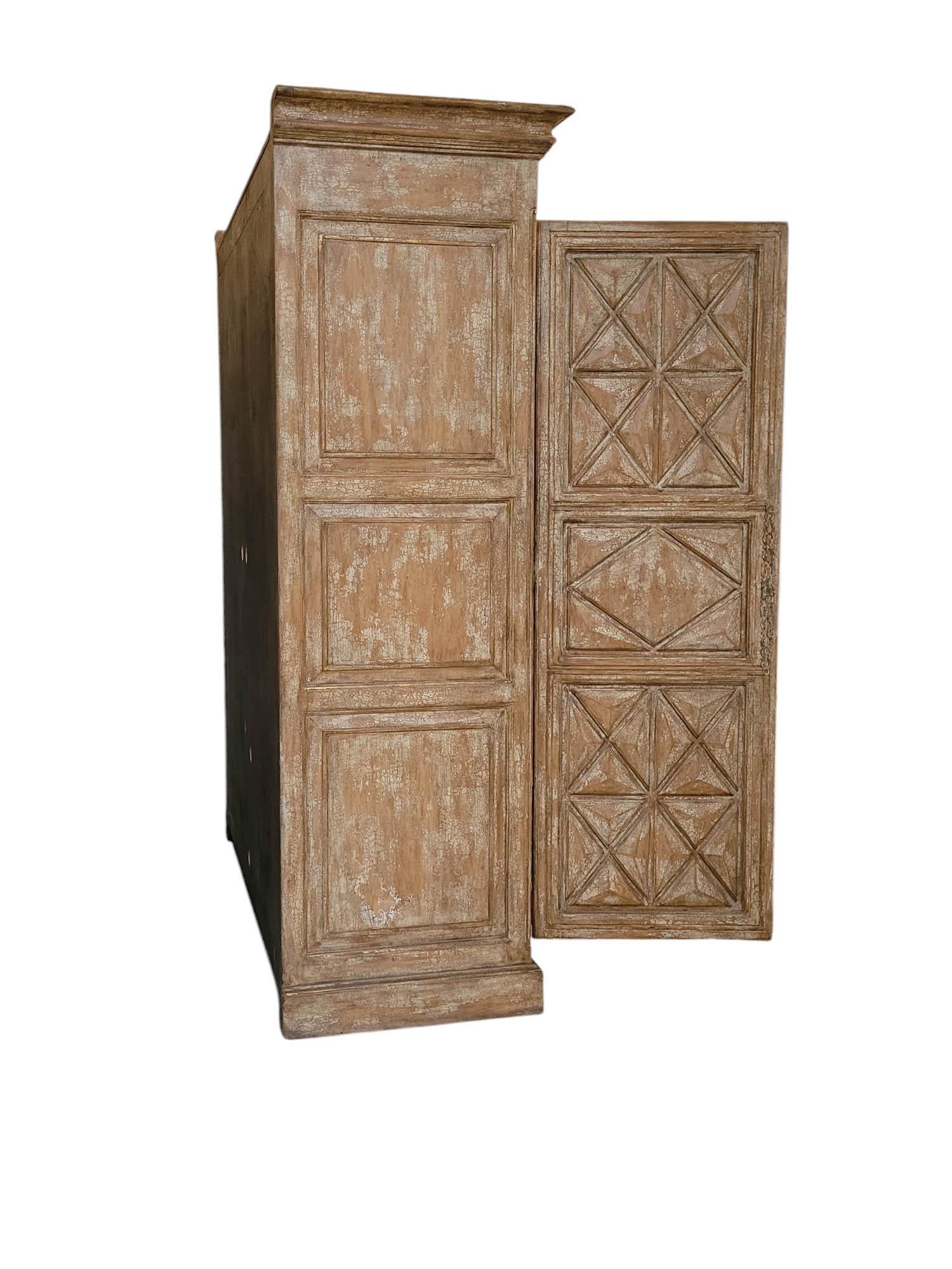 Fine XX secolo Armoire moderno in stile rustico alto 7,5 piedi in vendita