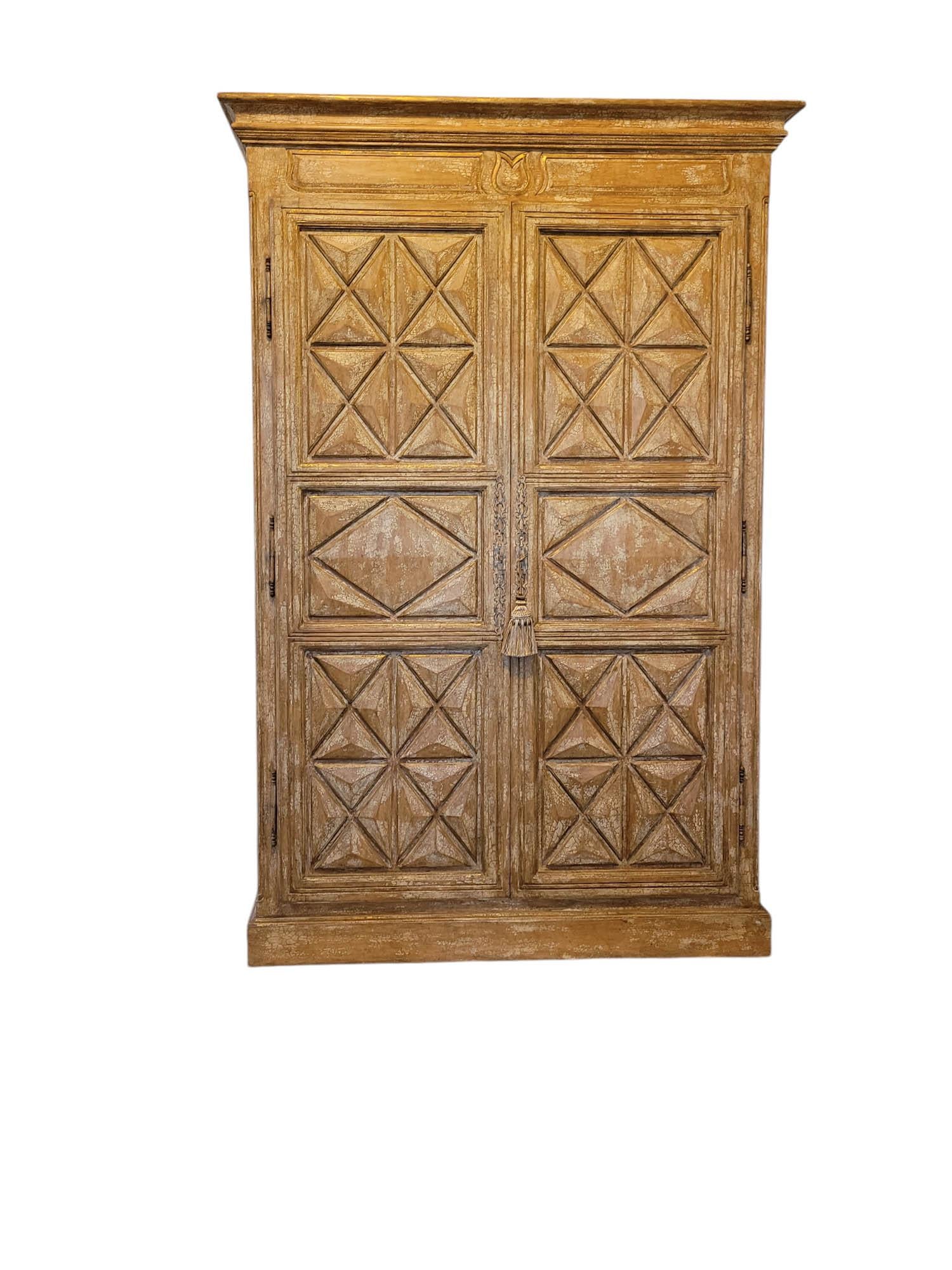 Un armadio di ispirazione rustica di grandi dimensioni, un pezzo versatile e di grande impatto visivo che fonde senza sforzo il fascino rustico con l'estetica moderna. L'esterno a pannelli 3D dell'armadio è rifinito con una tecnica di verniciatura