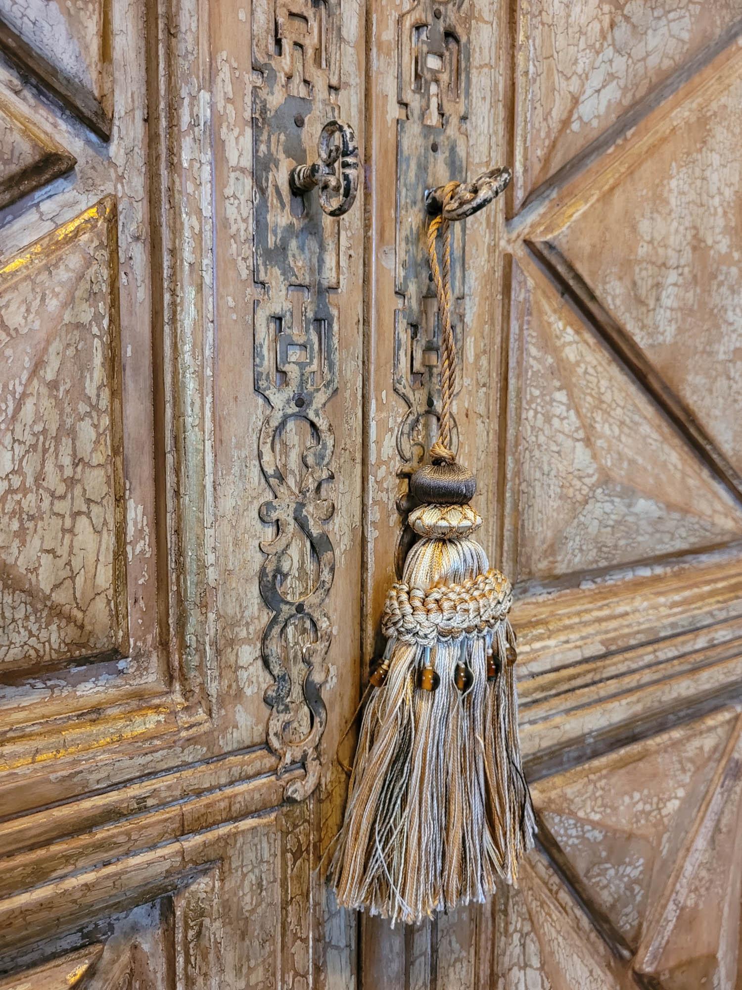 Legno massiccio Armoire moderno in stile rustico alto 7,5 piedi in vendita