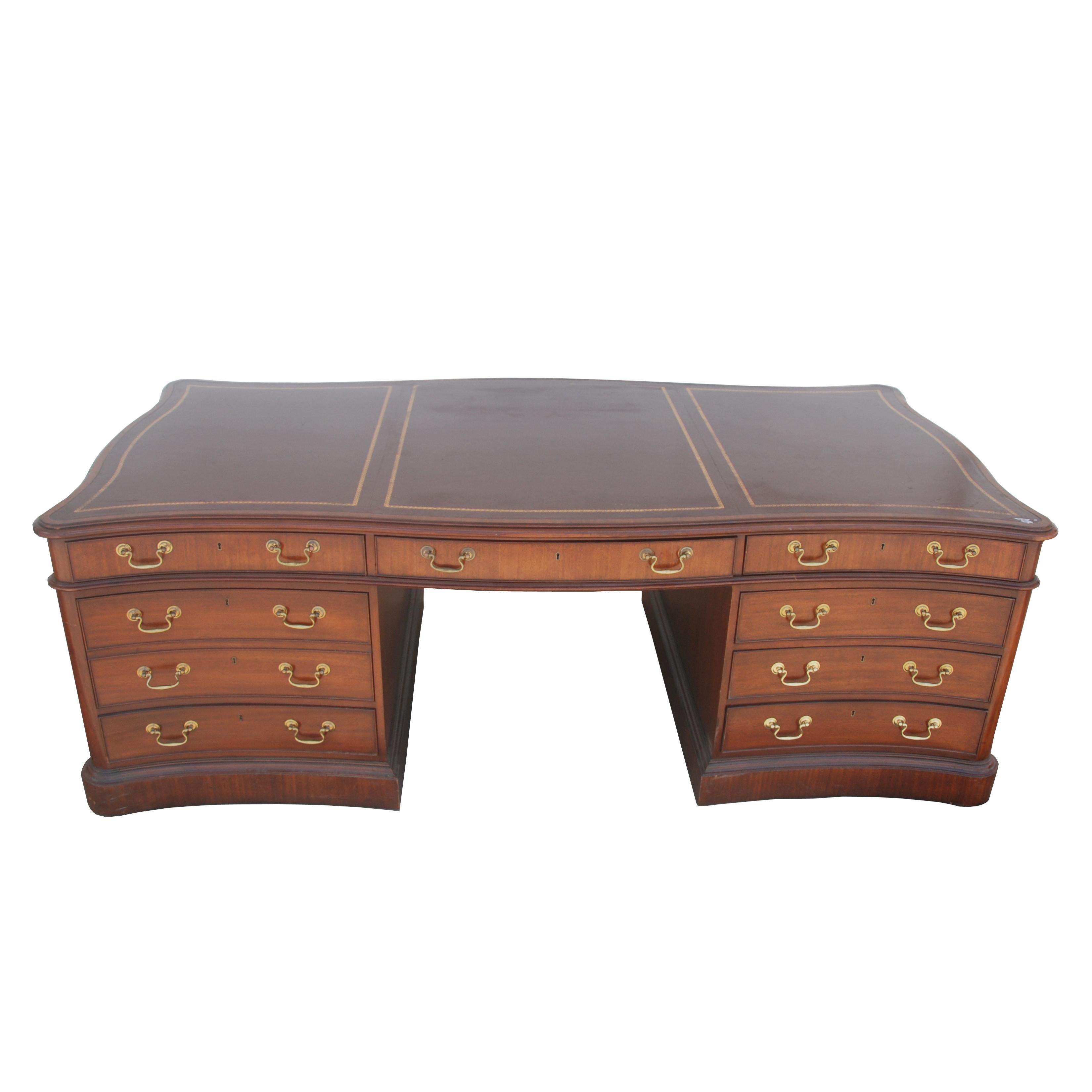 Baker partners desk

Stunning pedestal leather top executive desk made by BAKER. 
Functioning drawers on both sides serve as guest or partner desk.
Each side features 8 drawers including a file drawer and a work tablet.

Features carved