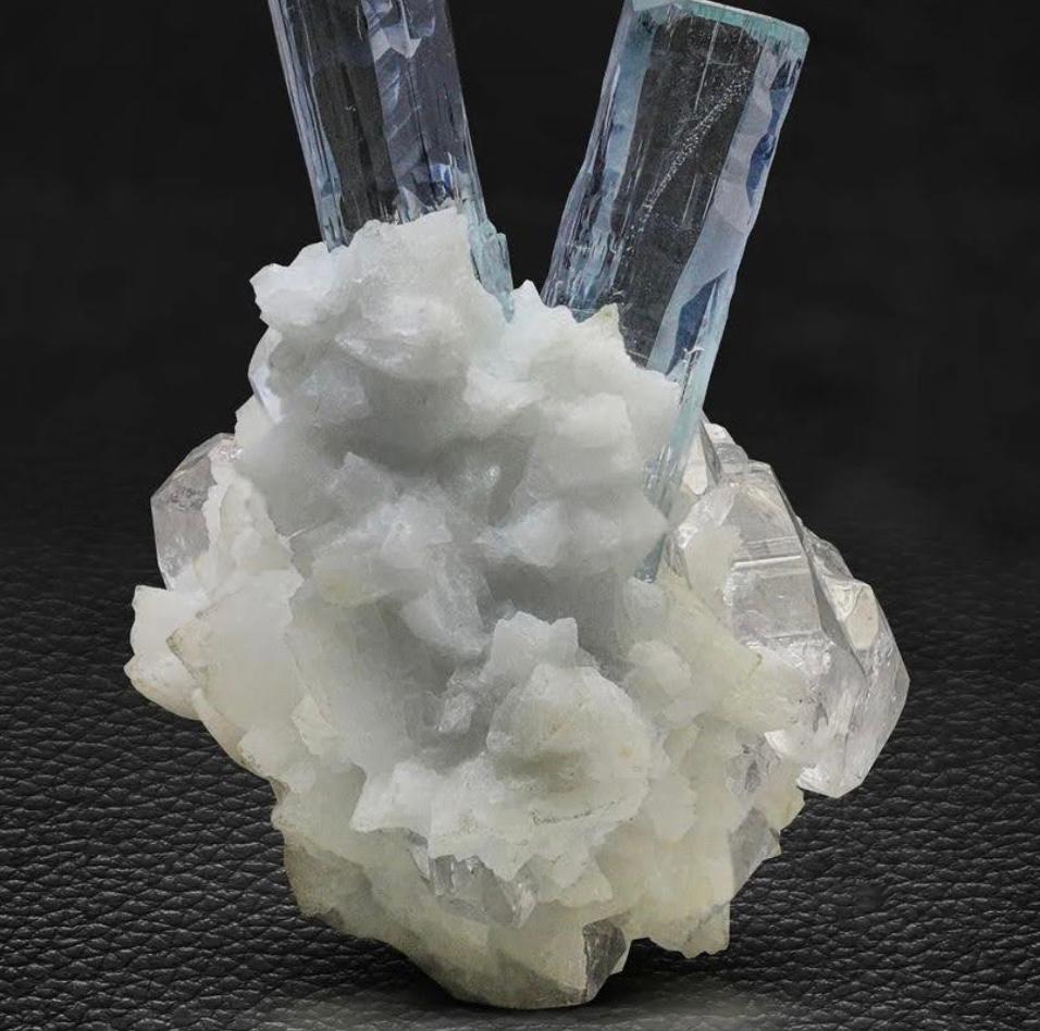 Informazioni sul prodotto:

Nome del campione: Acquamarina con albite e quarzo

Peso: 75 grammi

Dimensioni: H. H. 5,5 x L. 6 x P. 3,5 cm

Trattamento: Nessuno

Origine: Distretto di Skardu, provincia di Gilgit Baltistan, Pakistan  

Descrizione: