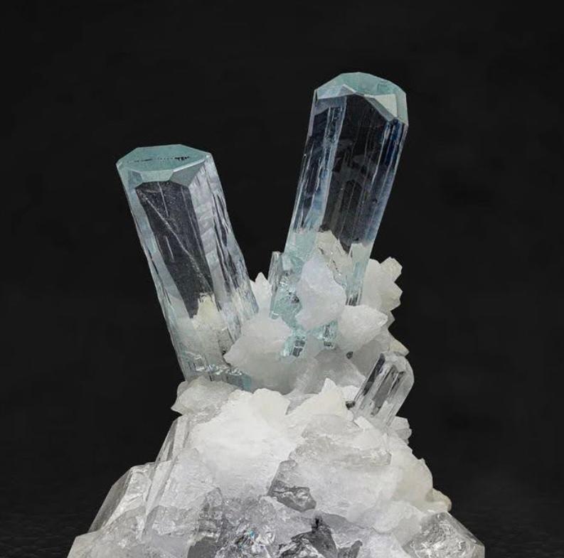 Stile Adam 75 grammi di cristalli di acquamarina in piedi su albite e quarzo dal Pakistan in vendita