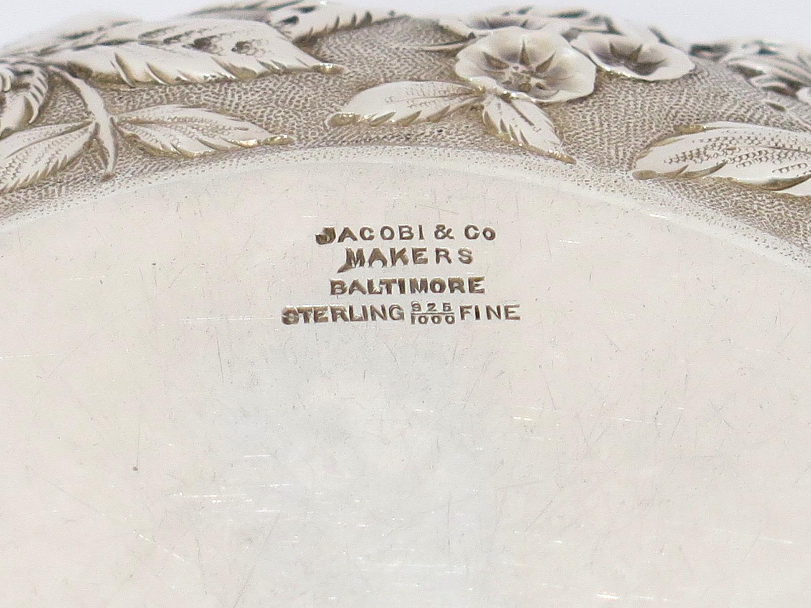 Repoussé 7,5 po en argent sterling Jacobi & Co. Bol de service antique à fleurs repoussé en vente