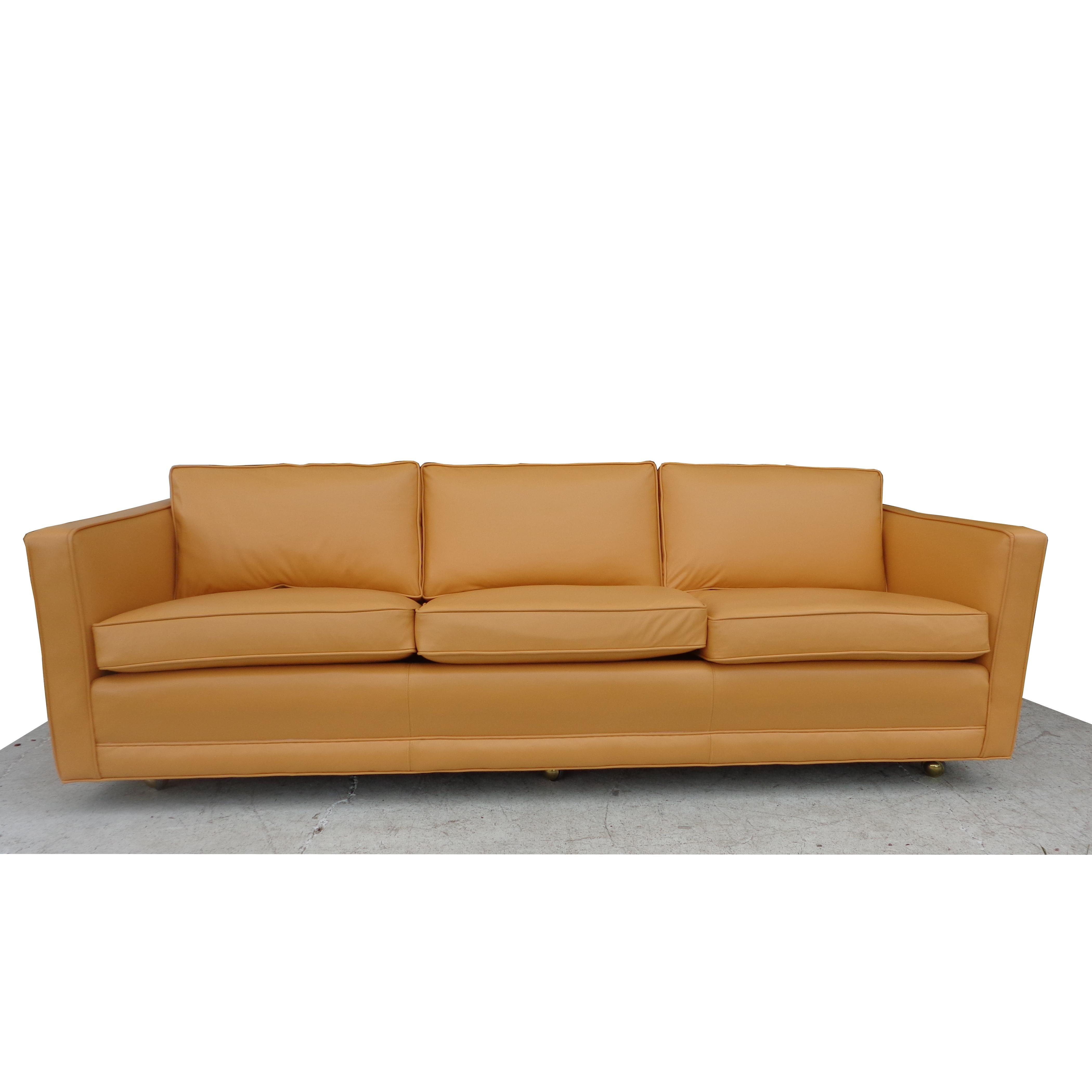 Modernes Sofa im Dunbar-Stil

Gut verarbeitetes, flaches Sofa von einem etablierten Möbelhersteller im Mittleren Westen. Kürzlich in reichem Karamellleder restauriert. 
Hergestellt mit Lasagna-Stützbändern, ähnlich der Konstruktion der Dunbar-Möbel.