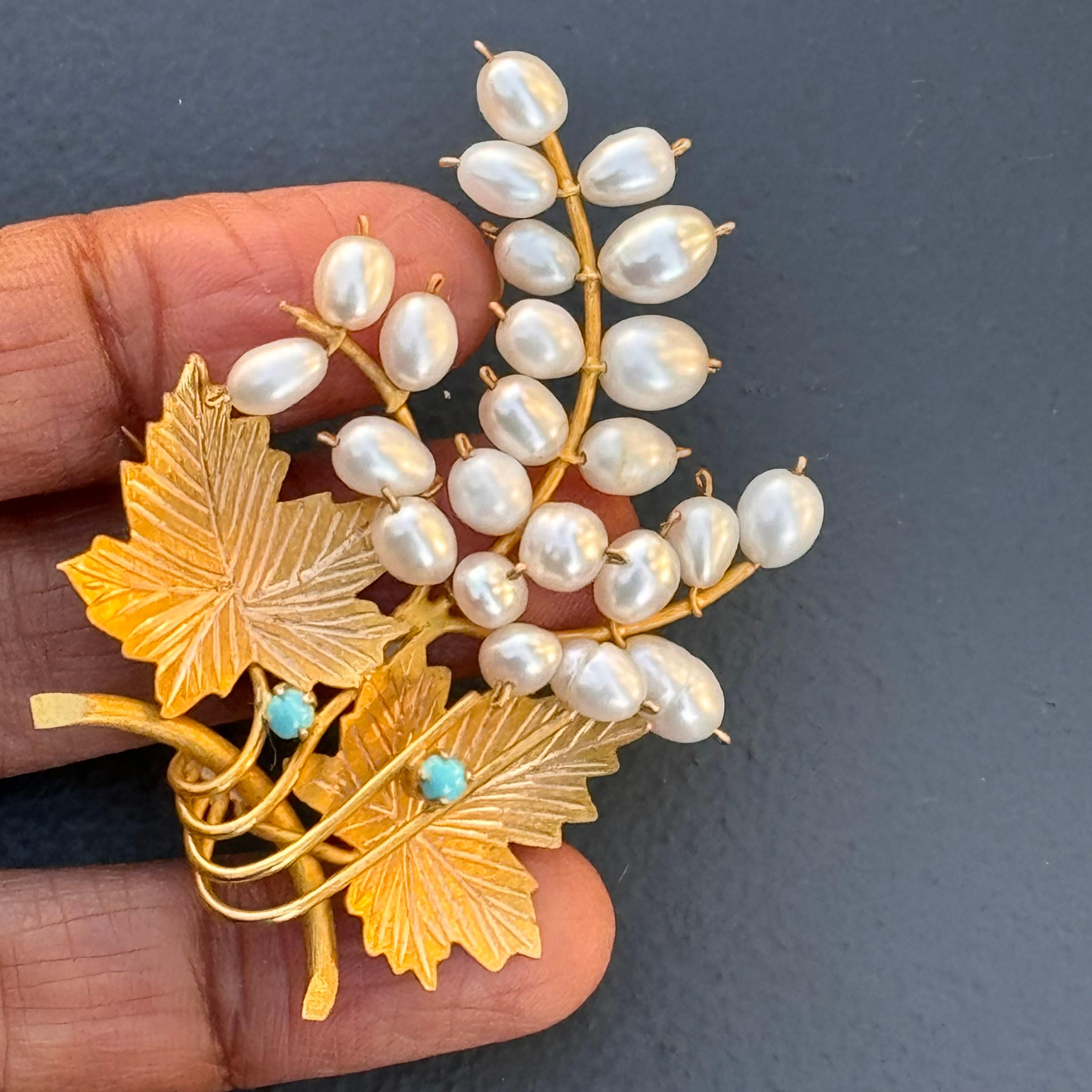  750 18K solid Yellow Gold Cultured Pearl Cluster  Brooch Pin In Good Condition For Sale In Plainsboro, NJ