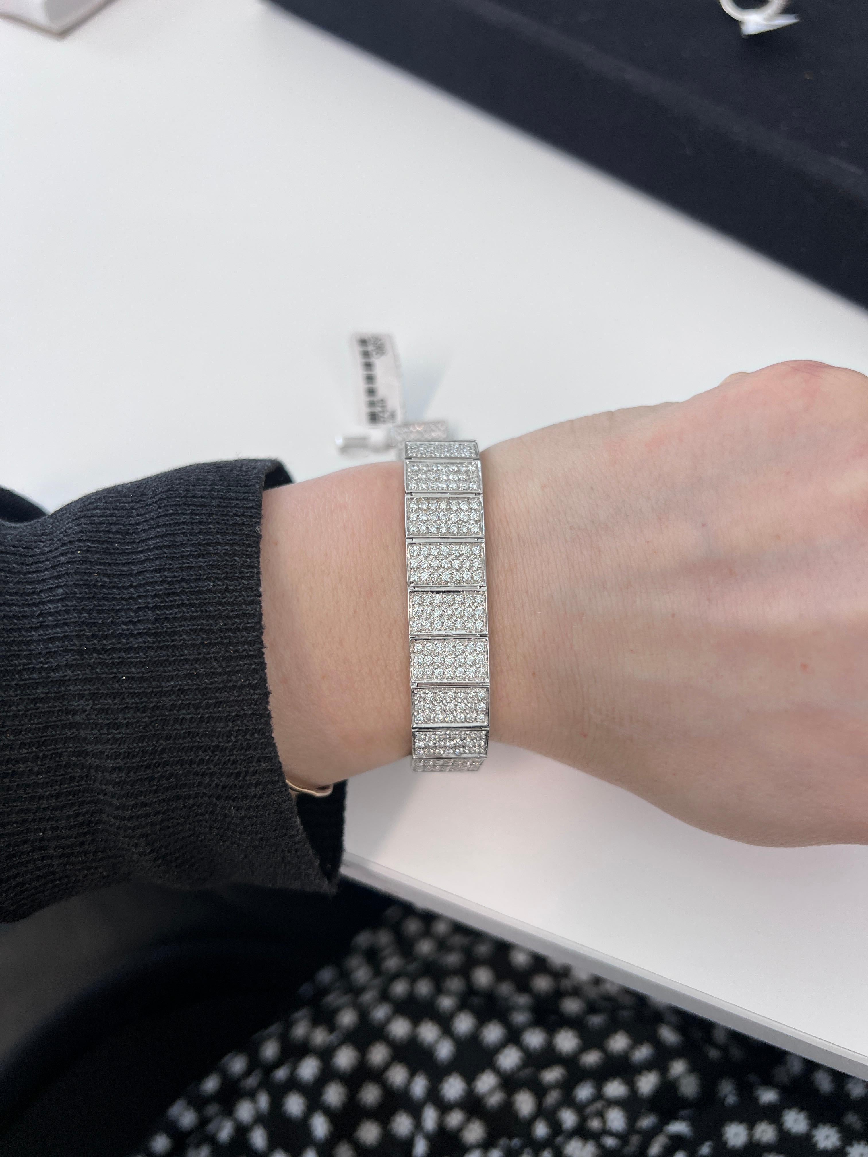 The 18K white gold diamond link bracelet dazzles with 525 pavé-set round brilliant diamonds, totaling 7.50 carats. Its 25 intricately designed link panels, each adorned with 21 diamonds, create a seamless, flexible fit.

Measuring 7 5/8 inches long