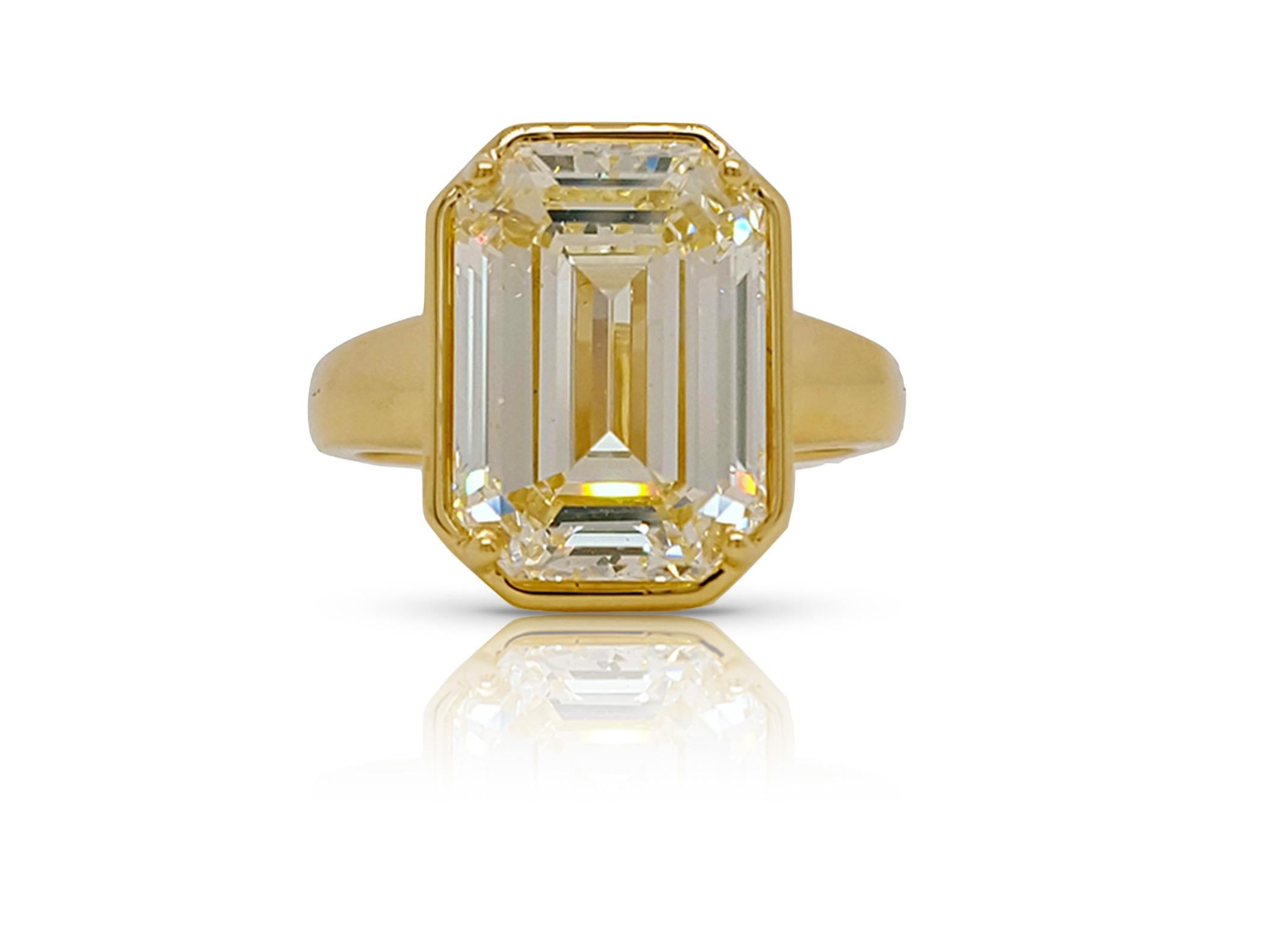 Une bague de fiançailles absolument stupéfiante mettant en valeur un diamant de 7,50 carats de taille émeraude serti dans un chaton en or 18 carats certifié par le GIA comme ayant une clarté VS2 et une couleur O-P. Le sertissage artisanal de la