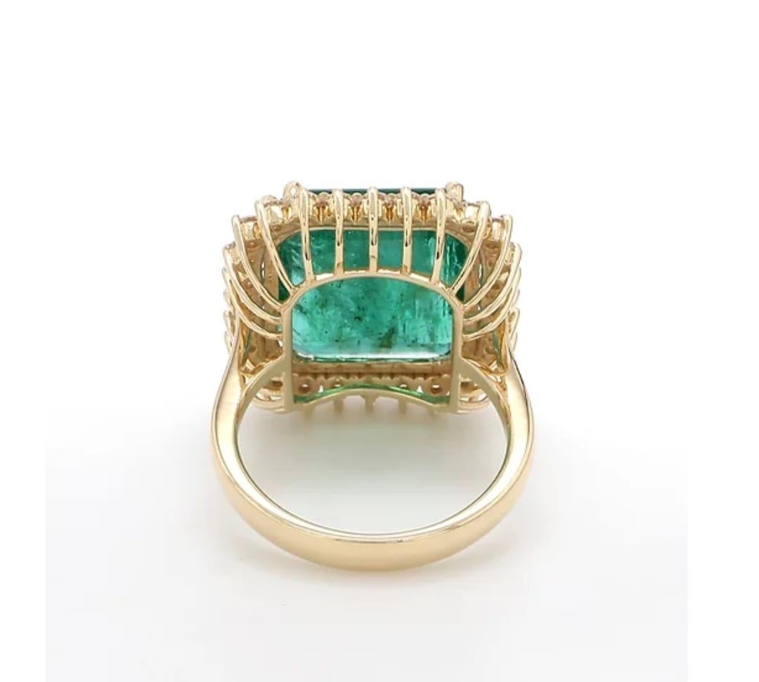 Contemporary 7.50 Carat Emerald Diamond Ring 18 Karat Yellow Gold For Sale