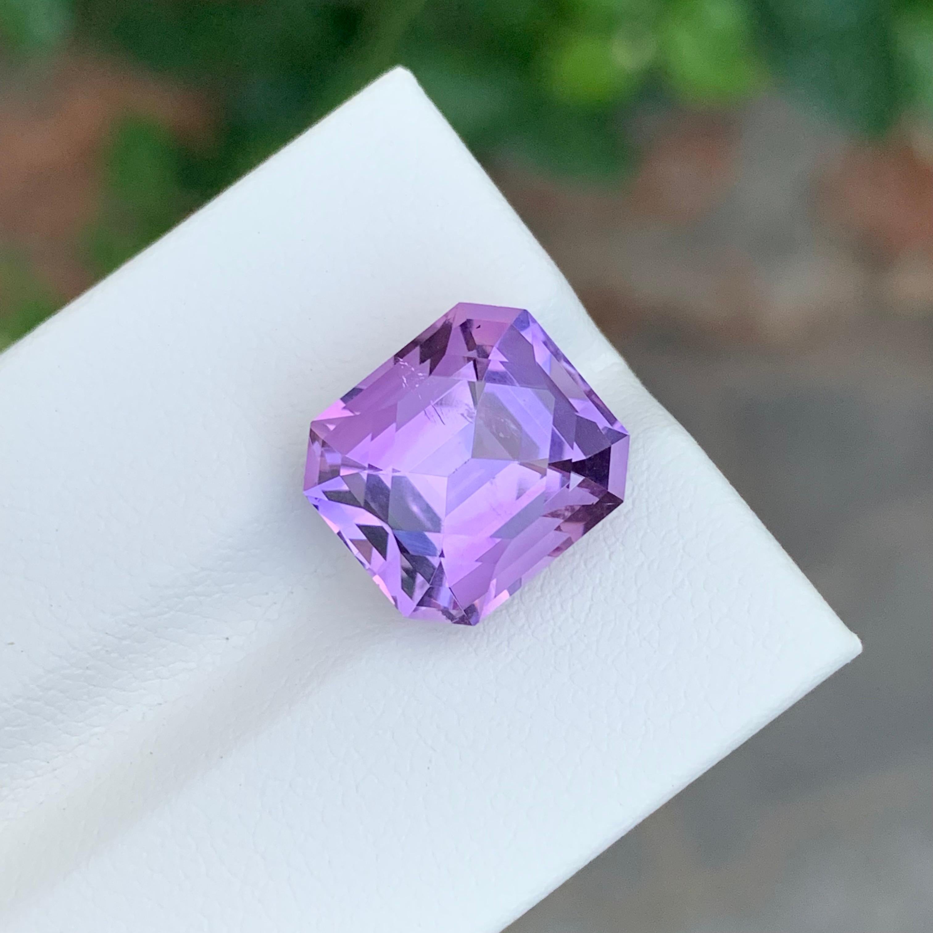 Stein: Amethyst
Gewicht : 7,50 Karat
Abmessungen: 12,5 x 11,1 x 8,4 mm
Herkunft: Brasilien
Form: Smaragd-Schliff
Farbe: Lila
Behandlung: Nicht
Zertifikat: Auf Kundenwunsch

Der Amethyst, eine atemberaubende violette Quarzsorte, ist nicht nur für