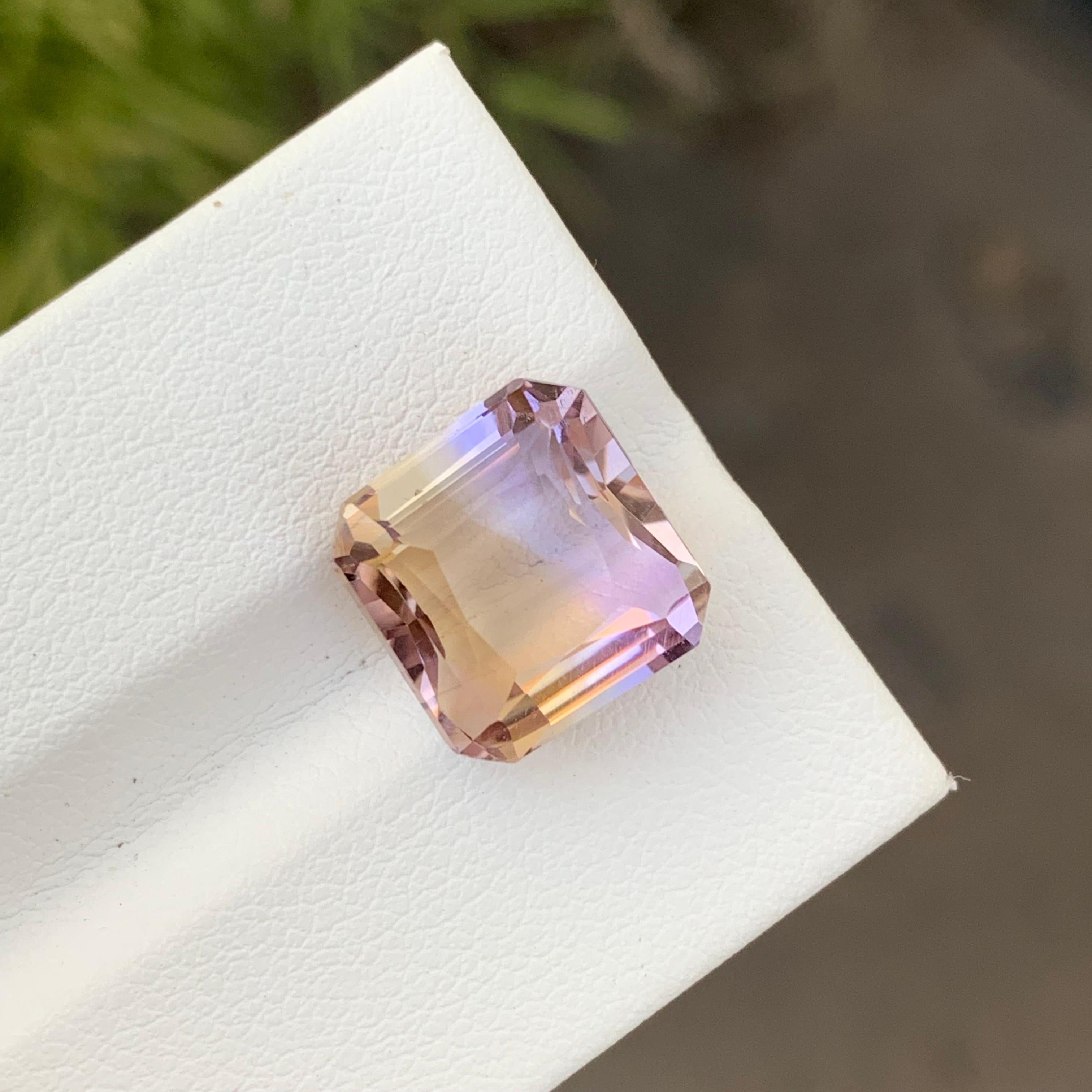 Facettierter Ametrin
Gewicht: 7,50 Karat
Abmessungen; 11 x 11,6 x 7,4 mm
Herkunft: Brasilien
Farbe: Lila & Gelb
Die Form: Quadratisch 
Behandlung: Nicht
Bescheinigung: Auf Anfrage
.
Der Ametrin ist ein einzigartiger und fesselnder Edelstein, der