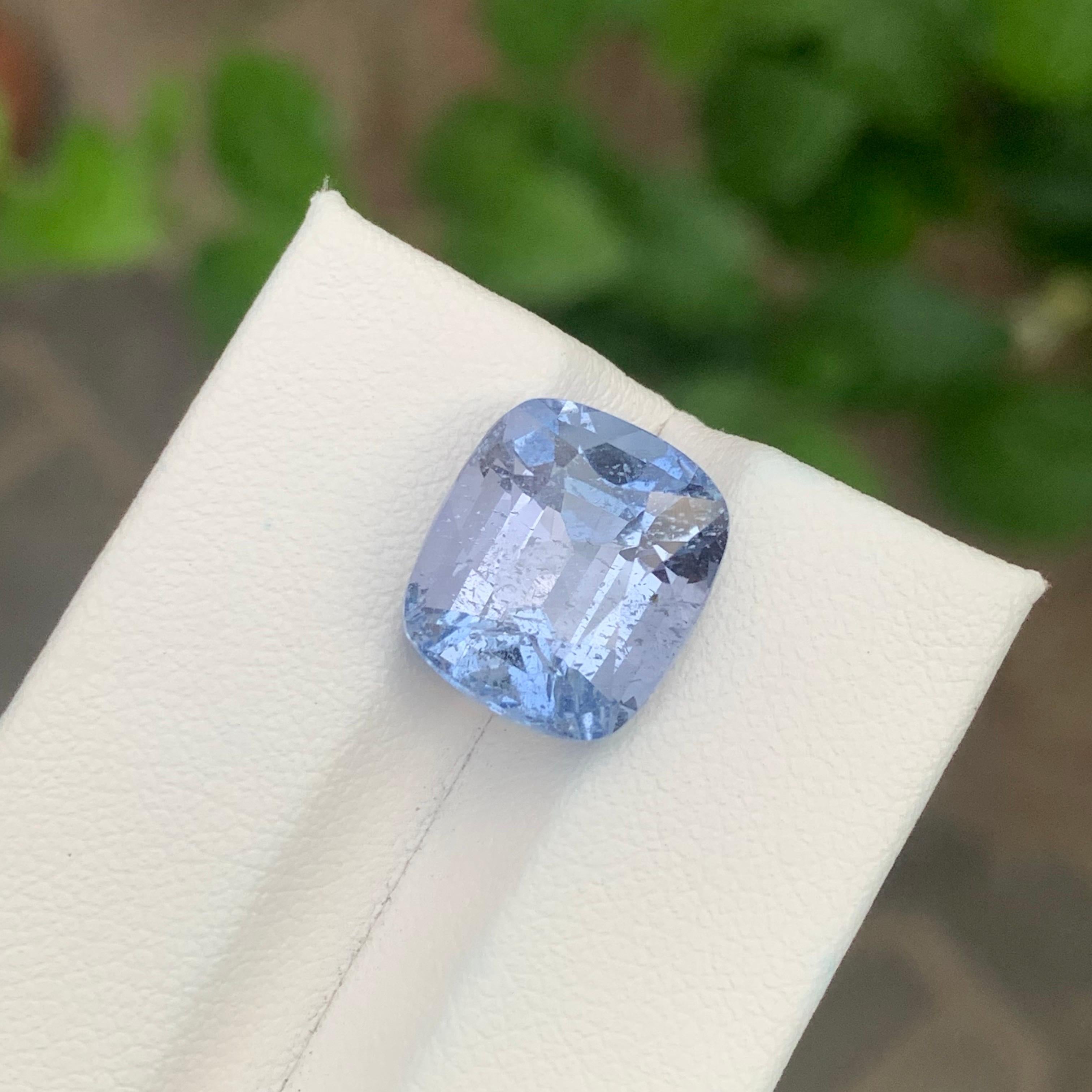 Facettierter Goshenit

Gewicht: 7,50 Karat
Abmessung: 12.8 x 11.3 x 8.4 Mm
Herkunft: Pakistan
Die Form: Kissen
Farbe: Blau
Behandlung: Beheizt
Zertifikat; auf Kundenwunsch
.
Der Goshenit, ein fesselnder und ursprünglicher Edelstein, gehört zur