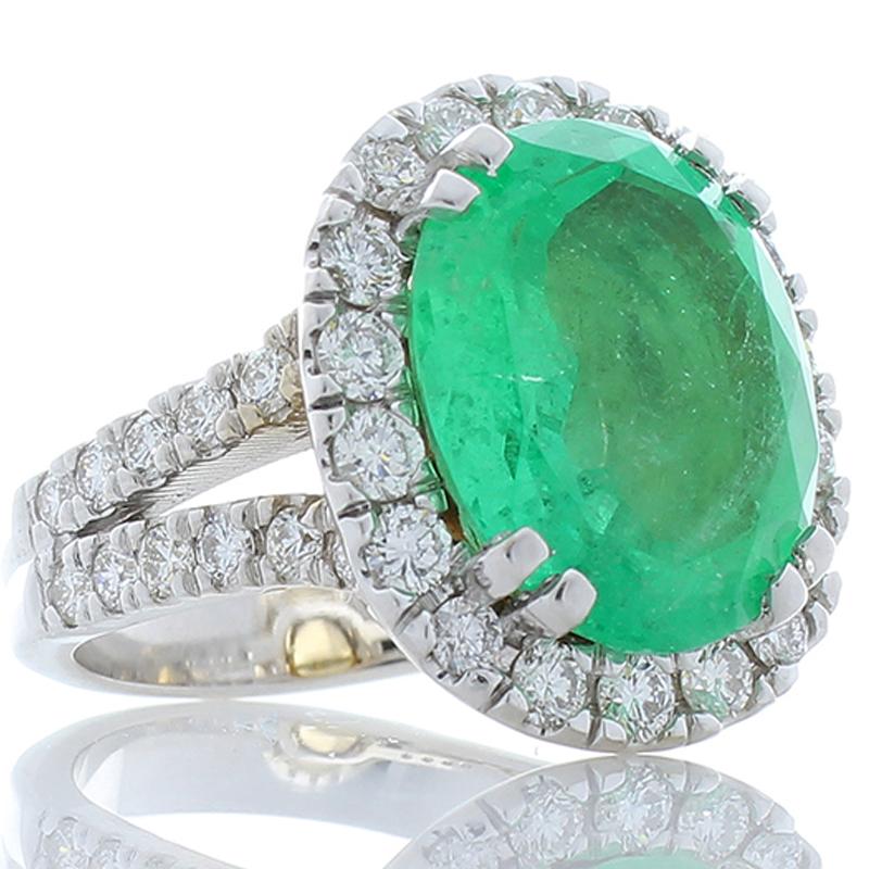 7.50 Carat Oval Cut Green Emerald and Diamond Cocktail Ring in 18 Karat Gold In New Condition In Chicago, IL