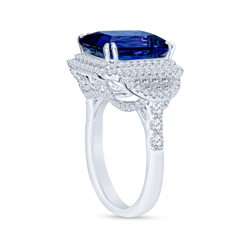 Dieser exquisite Ring hat einen strahlenden Tansanit in der Mitte mit einem Gewicht von 7,50 Karat, umrahmt von schillernden Diamantseitensteinen mit insgesamt 2,00 Karat. Er wurde für Frauen entworfen und aus elegantem 14-karätigem Weißgold