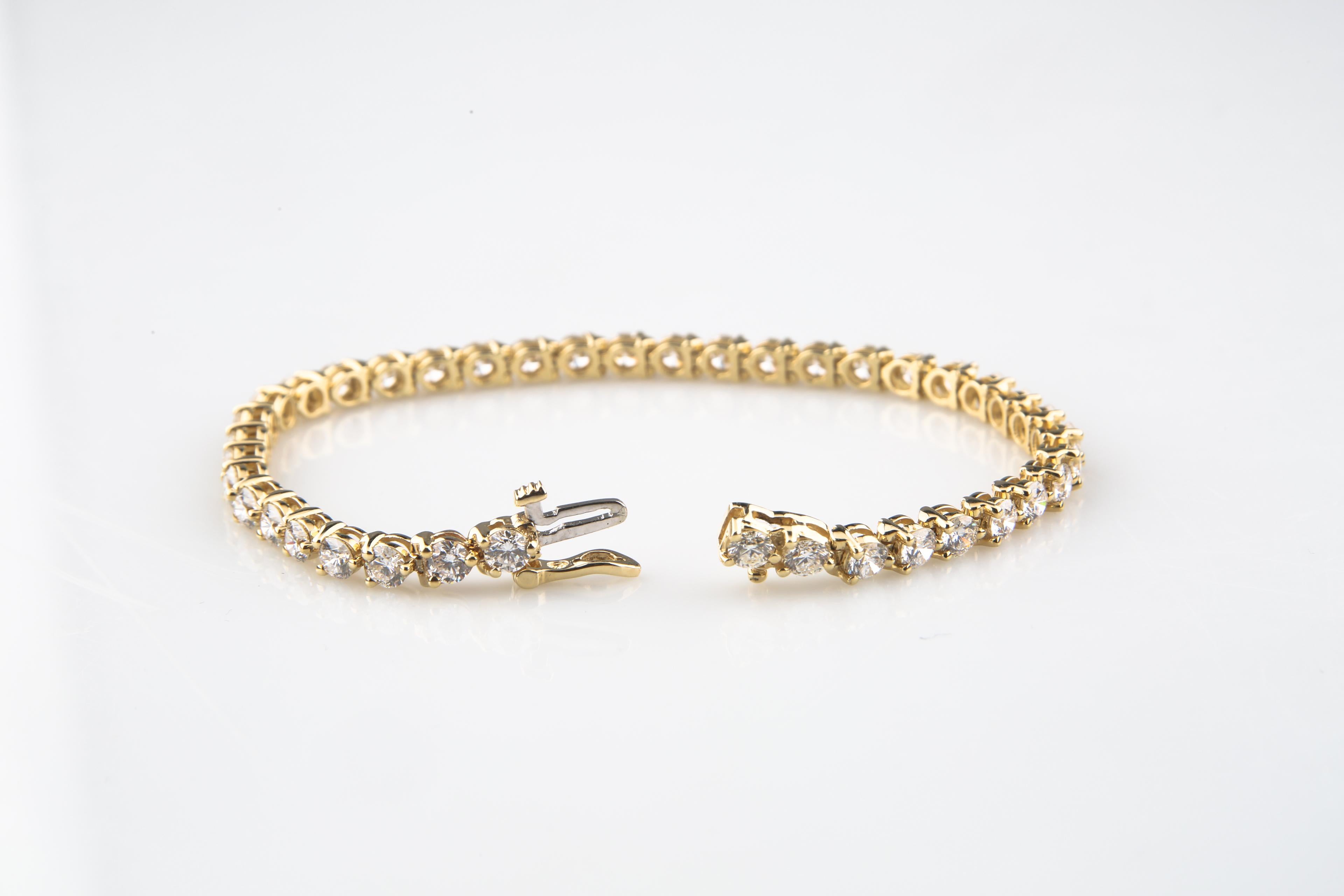 Magnifique bracelet tennis en or jaune 14k
Se termine par un fermoir avec fermoir de sécurité
Chacune des 40 montures de diamants s'articule indépendamment des autres
Poids total des diamants = 7,5 carats
Poids moyen de chaque diamant = 0,2